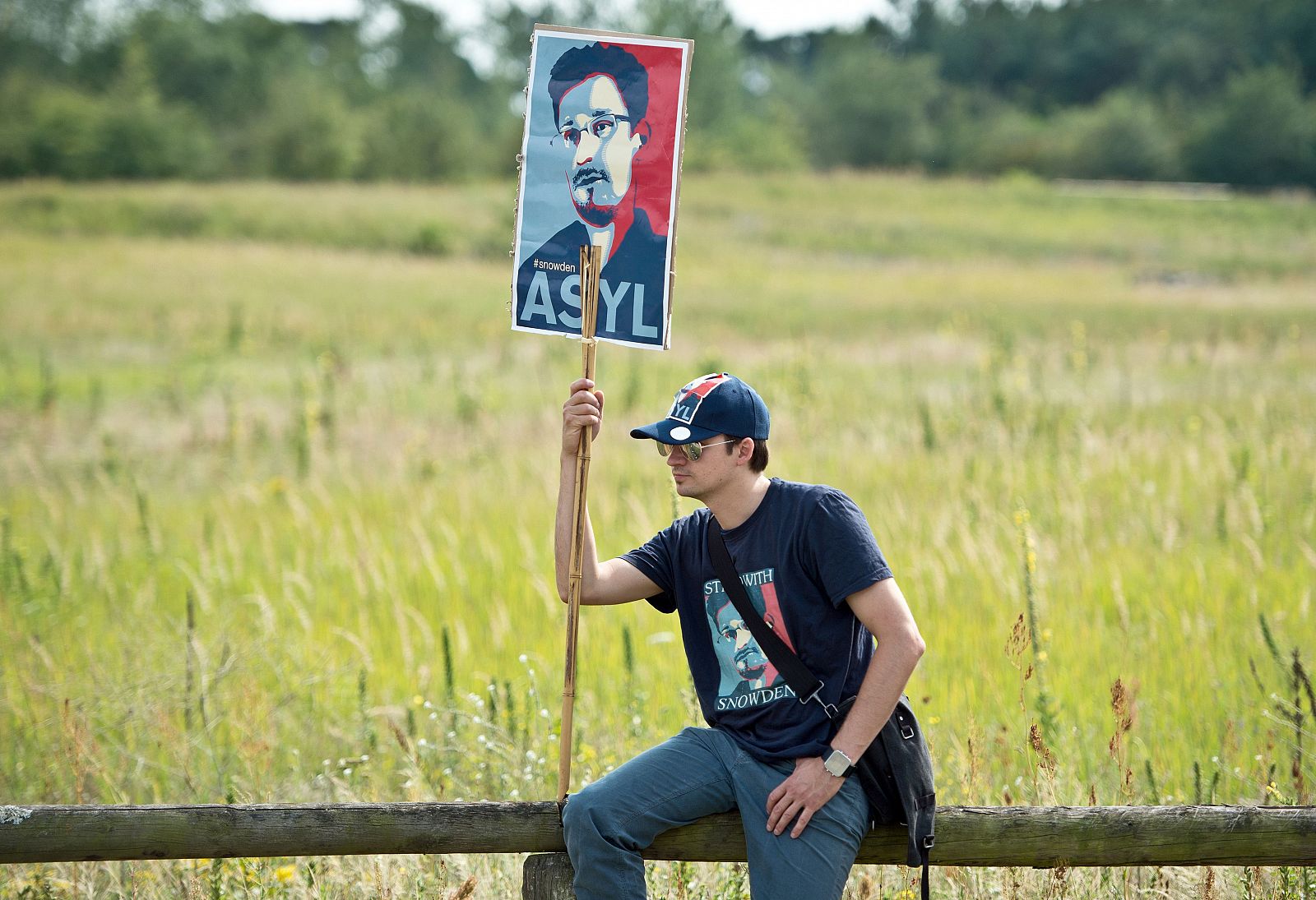 Un manifestante sostiene una pancarta con la imagen de Edward Snowden en una manifestación ante la oficina de la NSA en Alemania