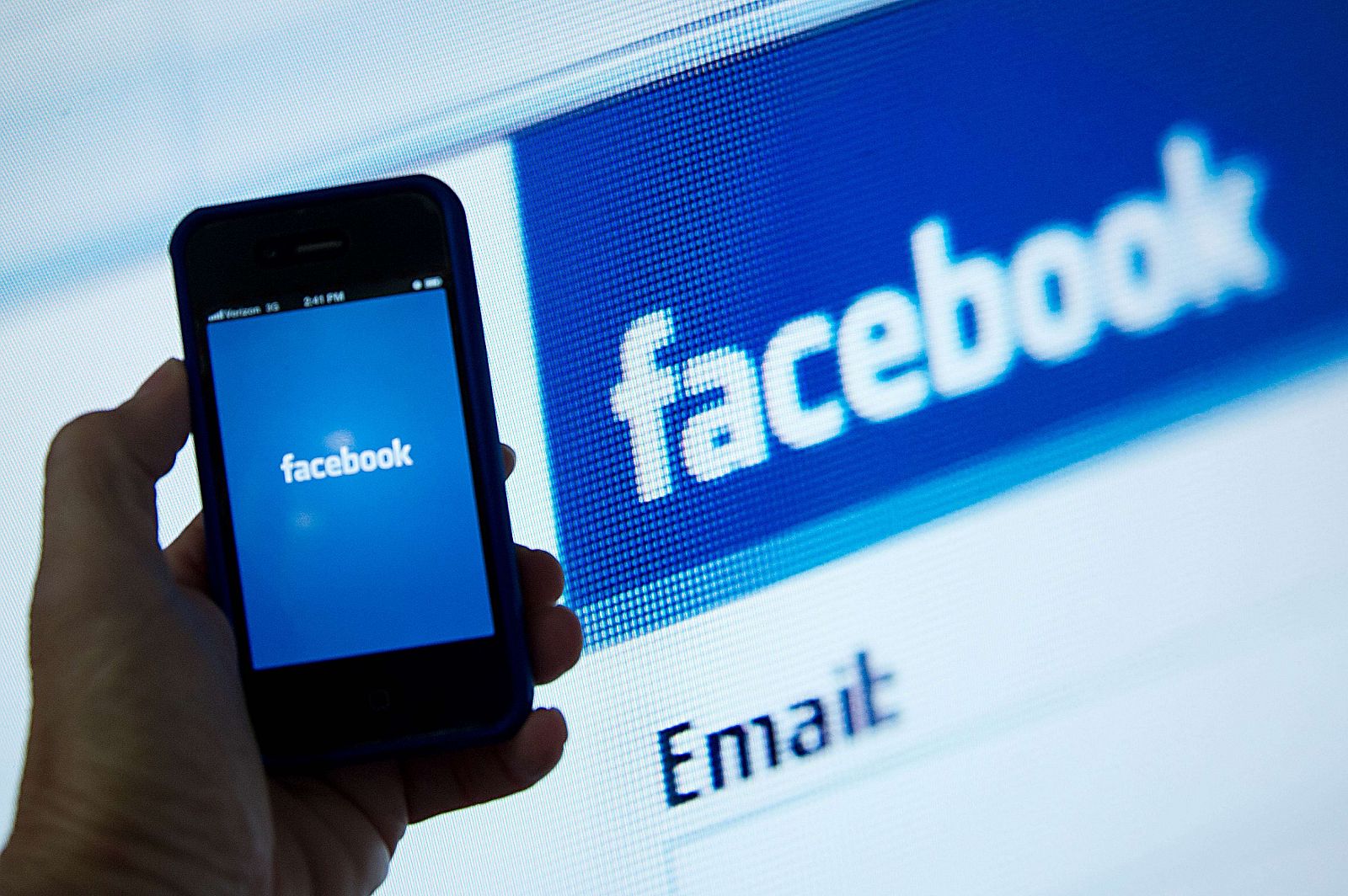 Imagen tomada en Washington con un iPhone con la aplicación de Facebook abierta frente al logo de la red social.