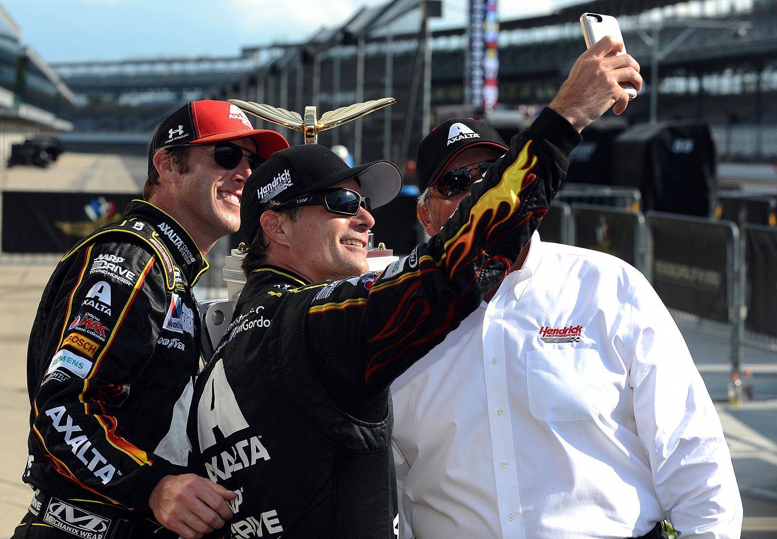 Jeff Gordon, piloto de Nascar, se hace una autofoto con dos compañeros de equipo en Indianapolis.