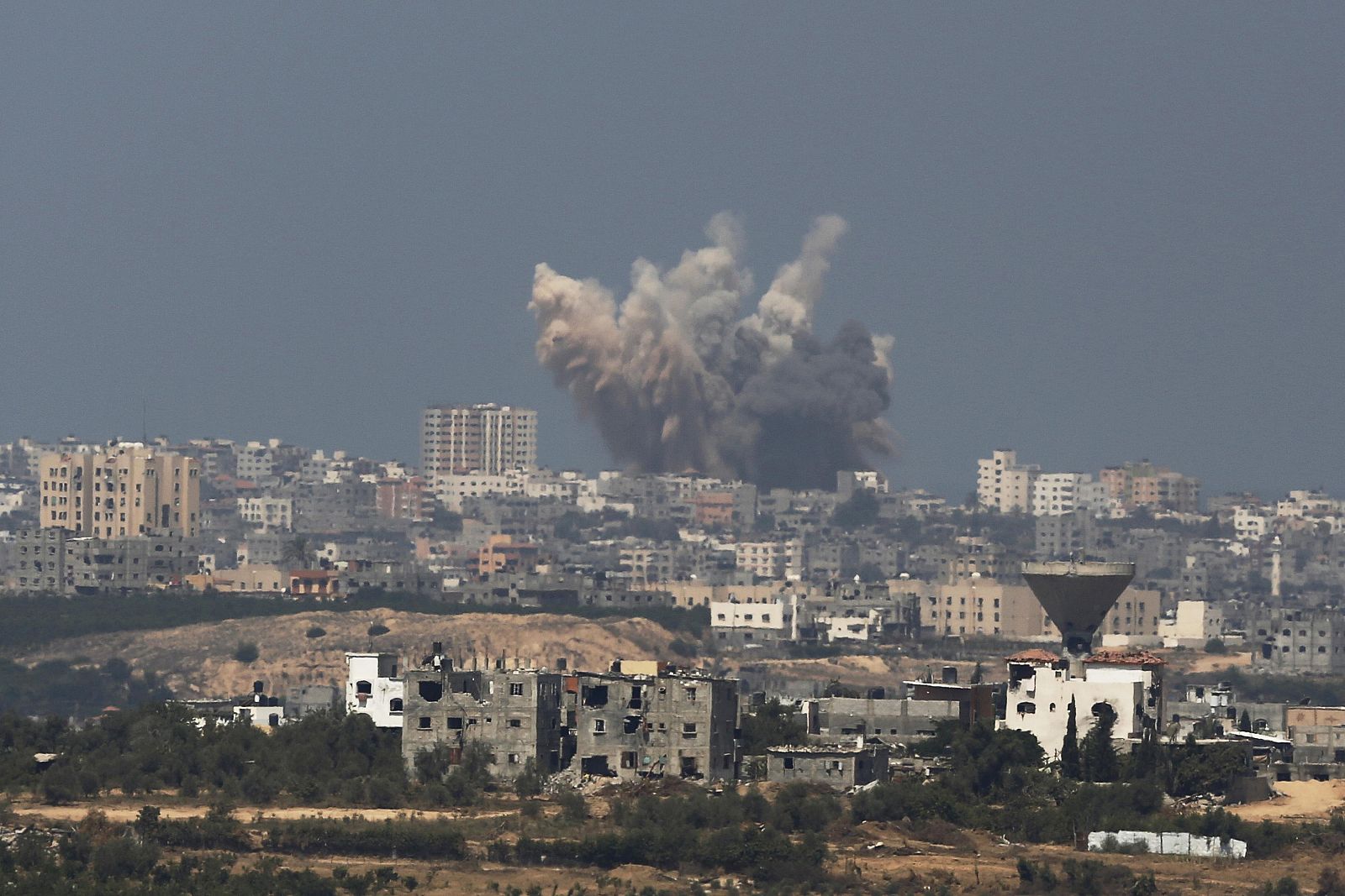 Columna de humo en la ciudad de Gaza tras un bombardeo israelí