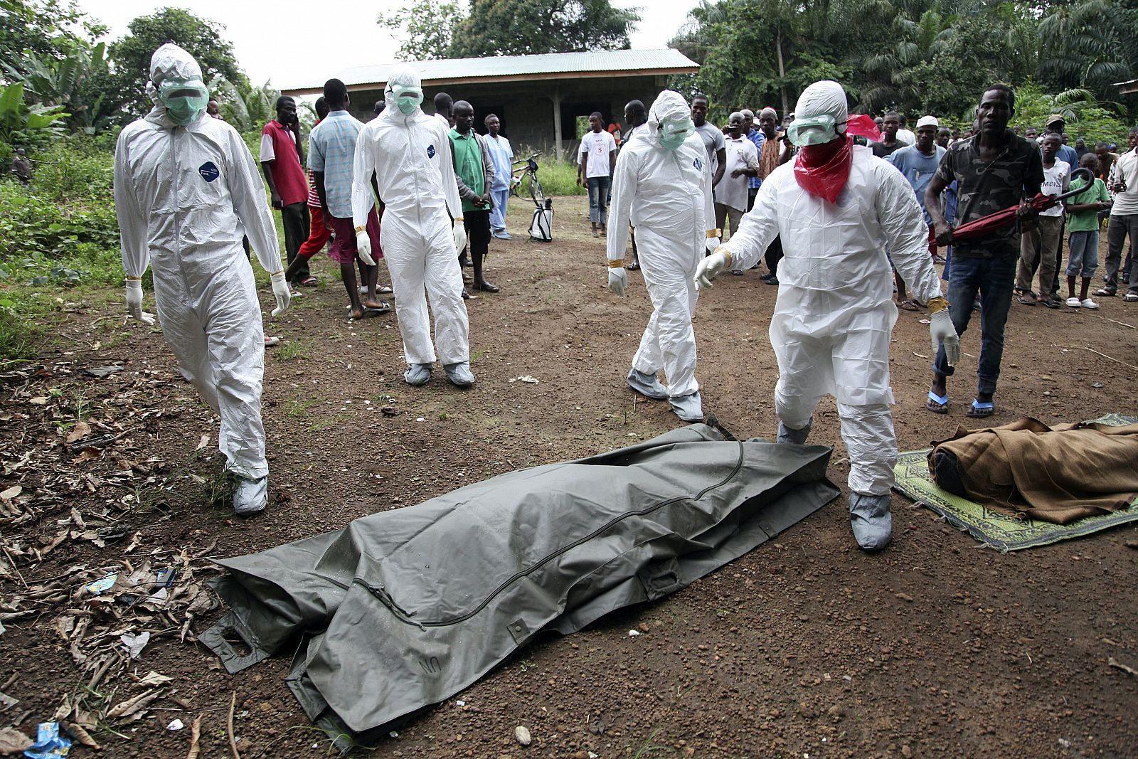 Enfermeros a punto de recoger a víctimas del virus del ébola en Liberia