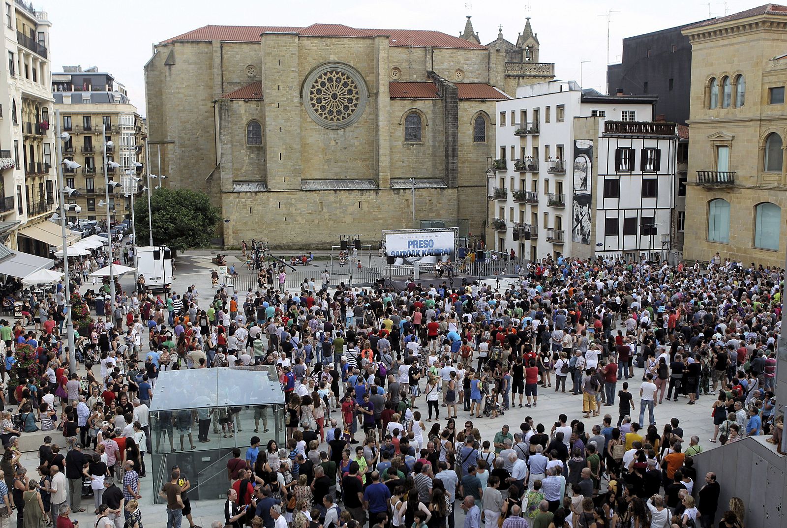 Vista de la manifestación que ha recorrido el centro de San Sebastián en solidaridad con los presos de ETA enfermos.