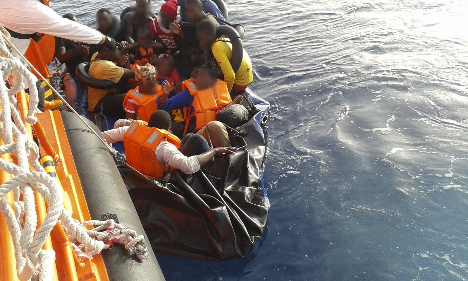 Llegada a Motril de los 19 inmigrantes de origen subsahariano rescatados por Salvamento Marítimo