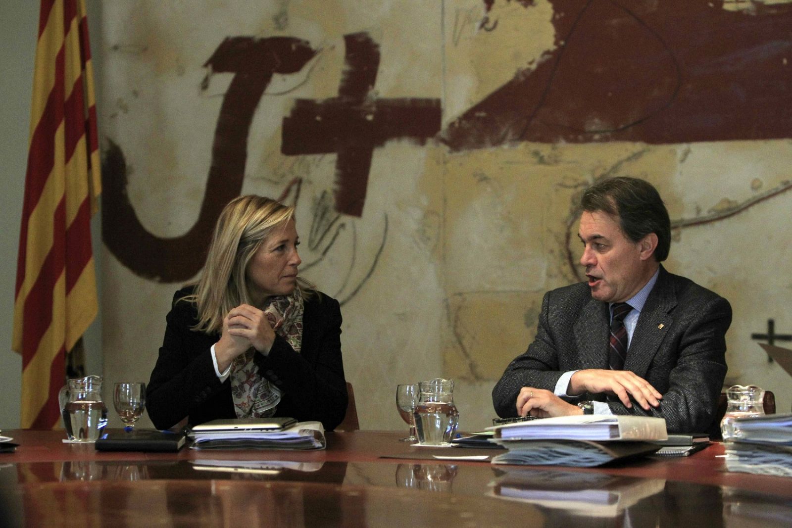 El presidente de la Generalitat de Cataluña,  Artur Mas, conversa con la vicepresidenta Joana Ortega en una reunión del Govern.
