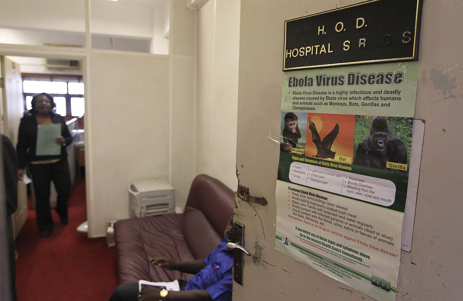 Póster con información sobre el ébola en un hospital de Abuja, Nigeria