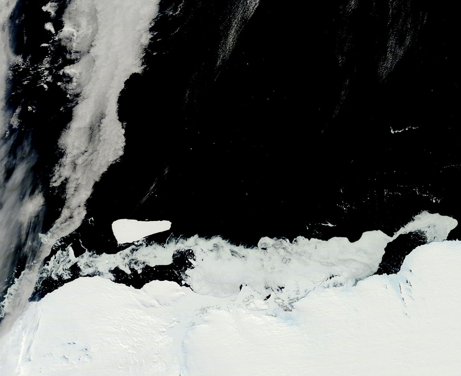 Una franja de hielo marino a la deriva en aguas abiertas en la costa de la Antártida, en una imagen de enero de 2012.