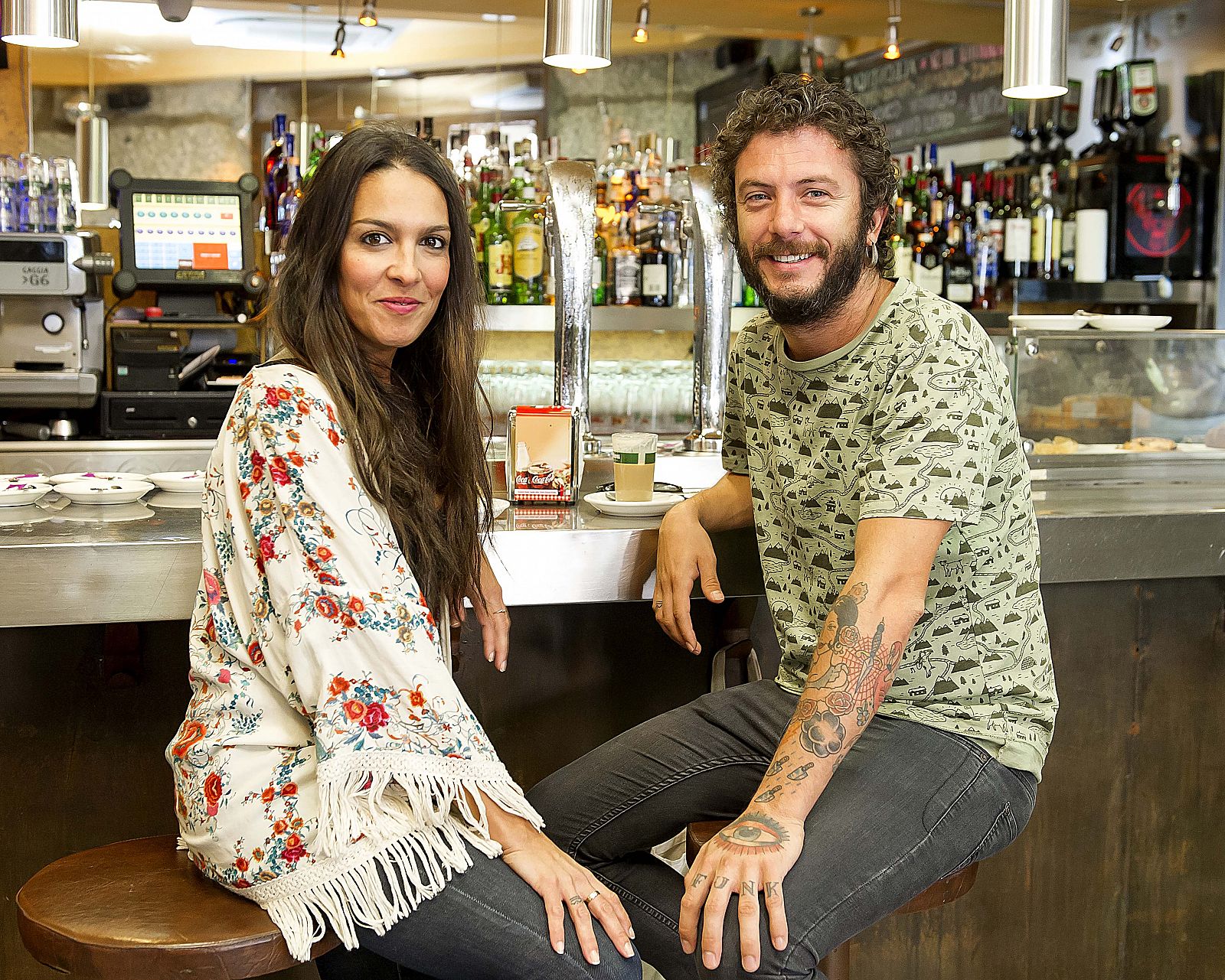 Vivan los bares - Lorena Castells y Juanito Makandé