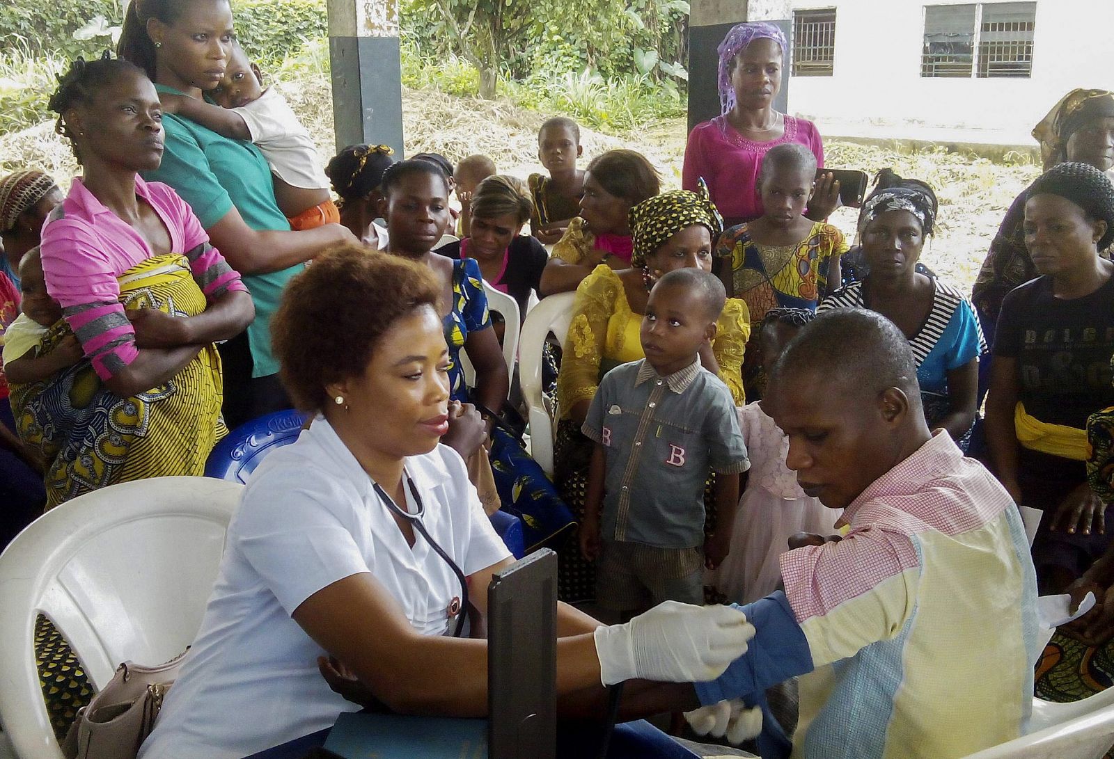 Una voluntaria en un programa de cuidado médico gratuito para la comunidad en Nigeria.