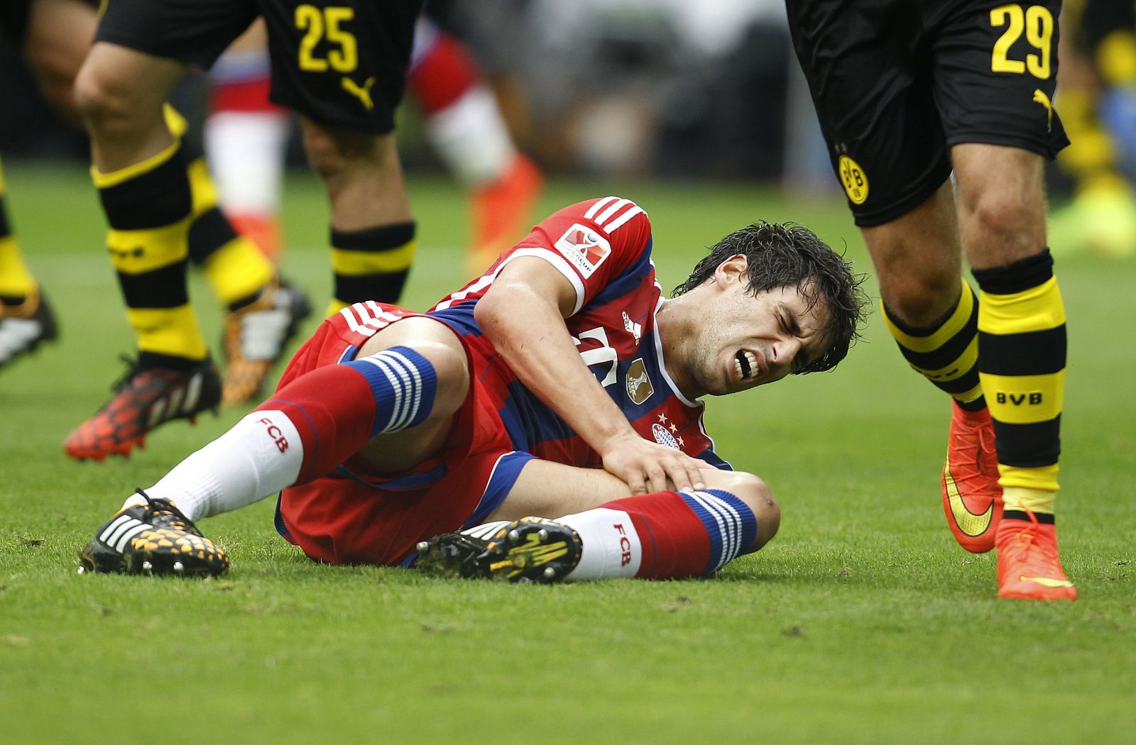 Imagen de Javi Martínez doliéndose de la lesión sufrida en la rodilla durante la Supercopa de Alemania.