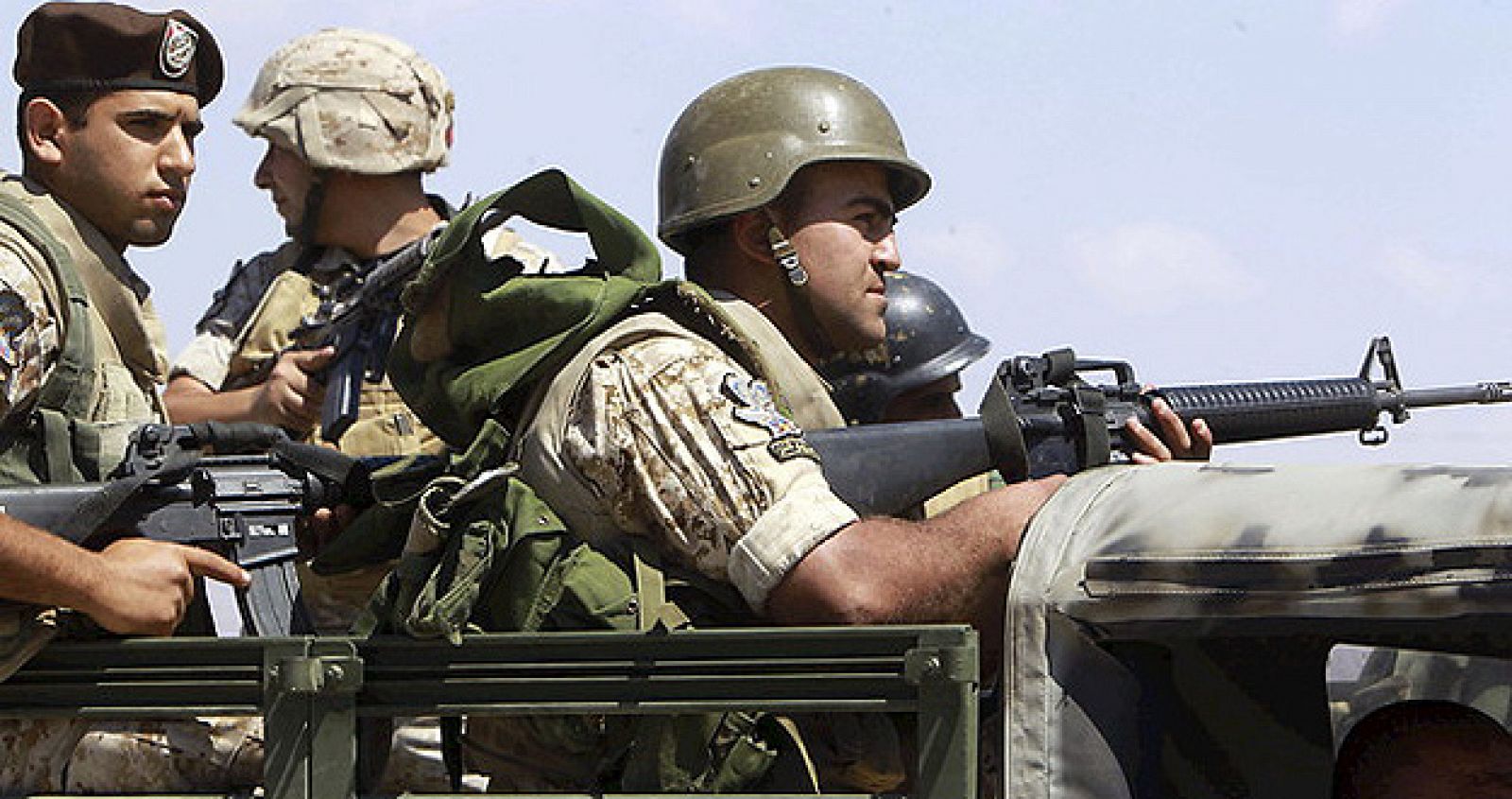 Tropas de las Fuerzas Armadas libanesas combaten en la frontera con Siria