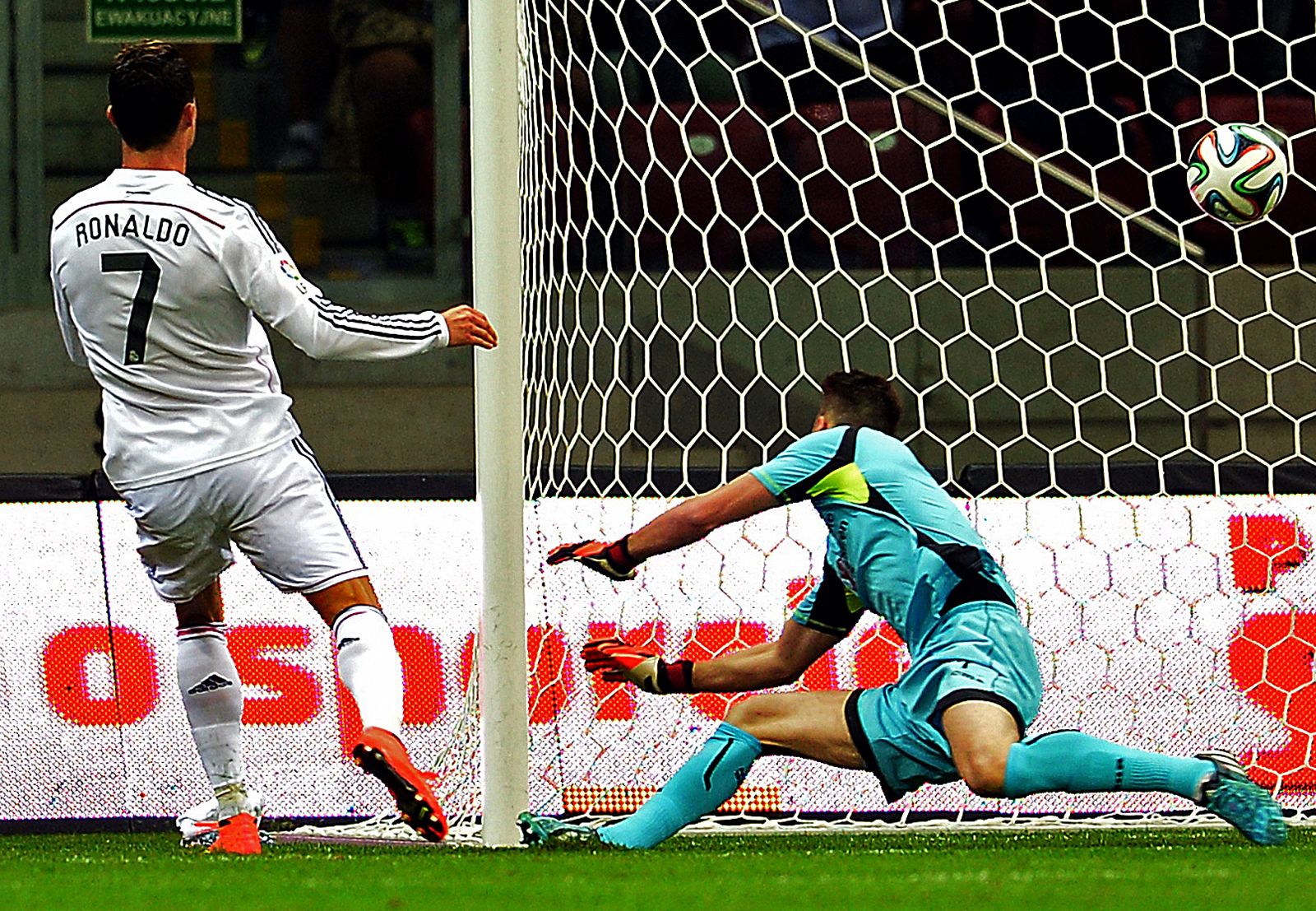 Cristiano Ronaldo anota frente a la Fiorentina