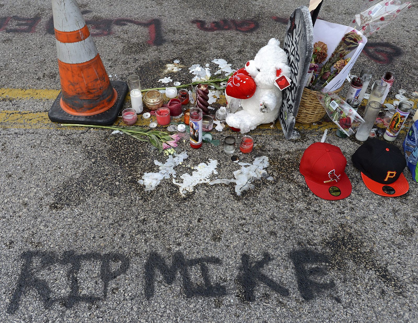 Flores, velas y peluches marcan el lugar donde falleció el joven Michael Brown en Ferguson, Misuri, (Estados Unidos).