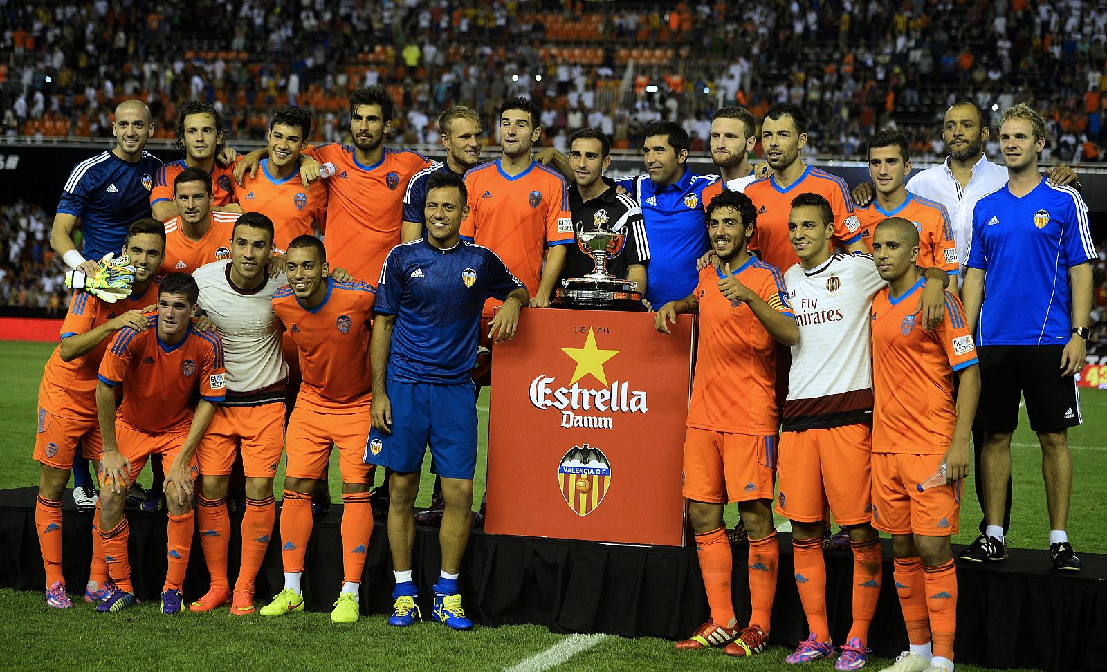 Los jugadores del Valencia posan con el Trofeo Naranja