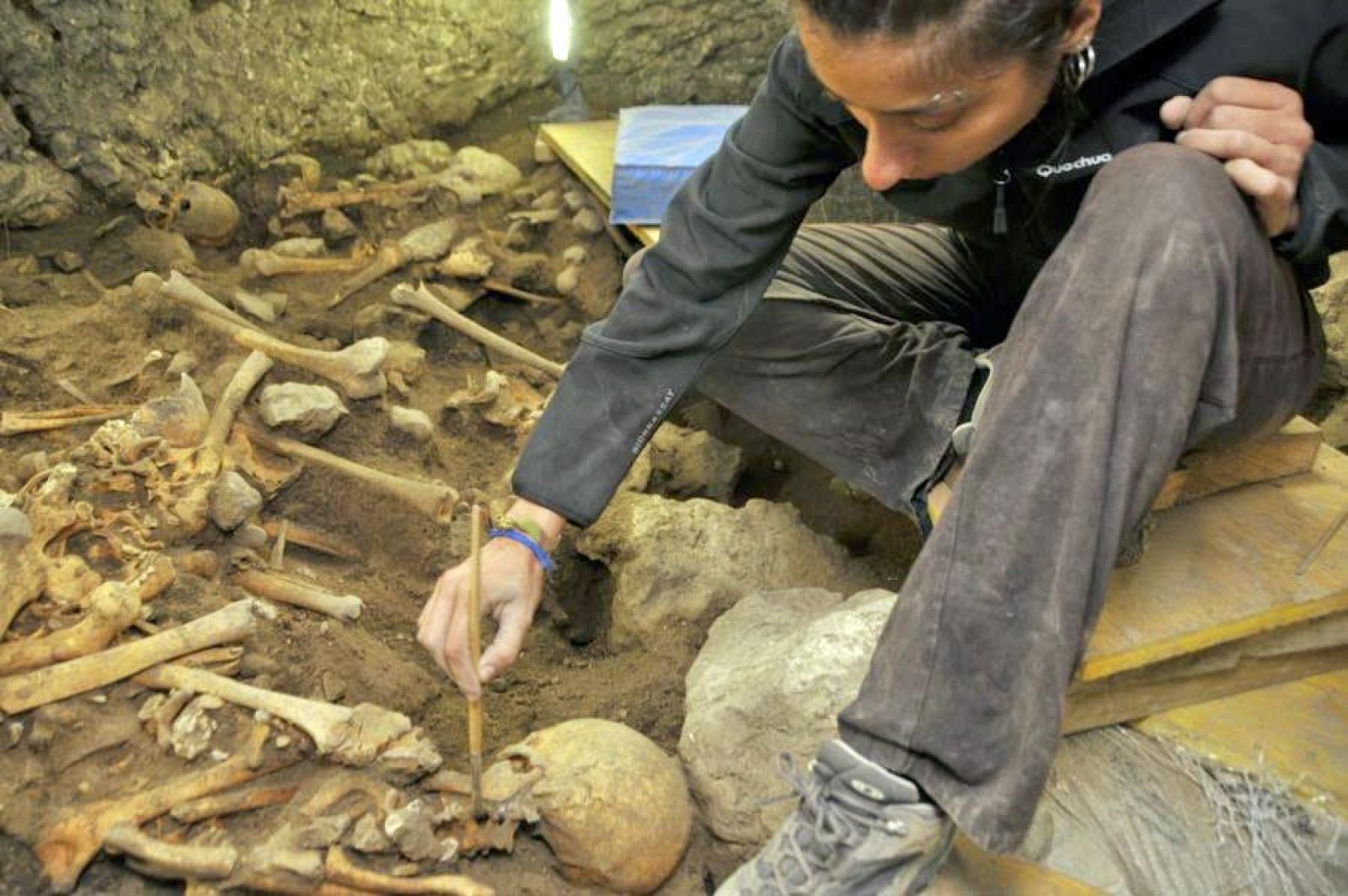 La restauradora Elena Moreno trabajando en la excavación de El Mirador, en Atapuerca.