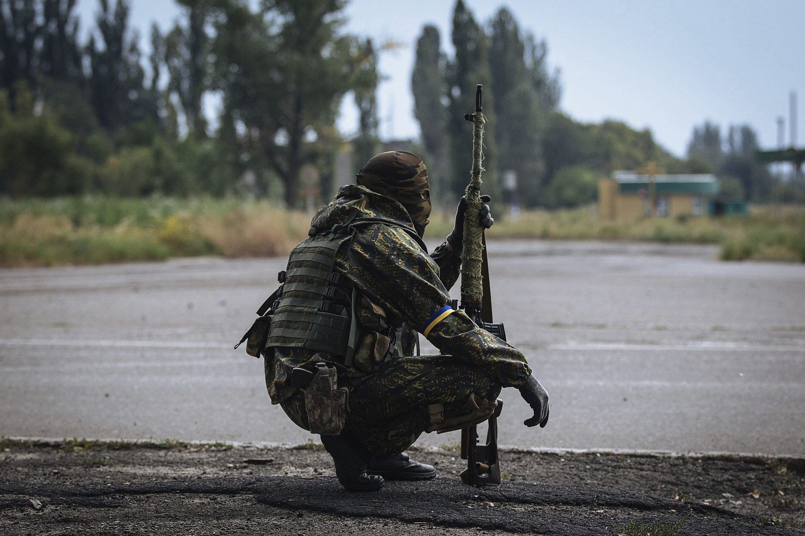 Un soldado ucraniano del batallón Donbass toma posición durante un combate con rebeldes prorrusos