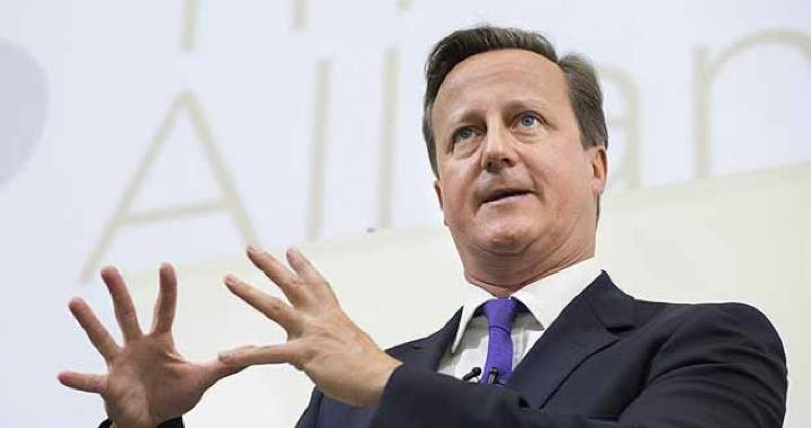 Cameron pronuncia un discurso durante la Cumbre de la Alianza de las Relaciones en la Real Academia de Medicina General en Londres (Reino Unido)