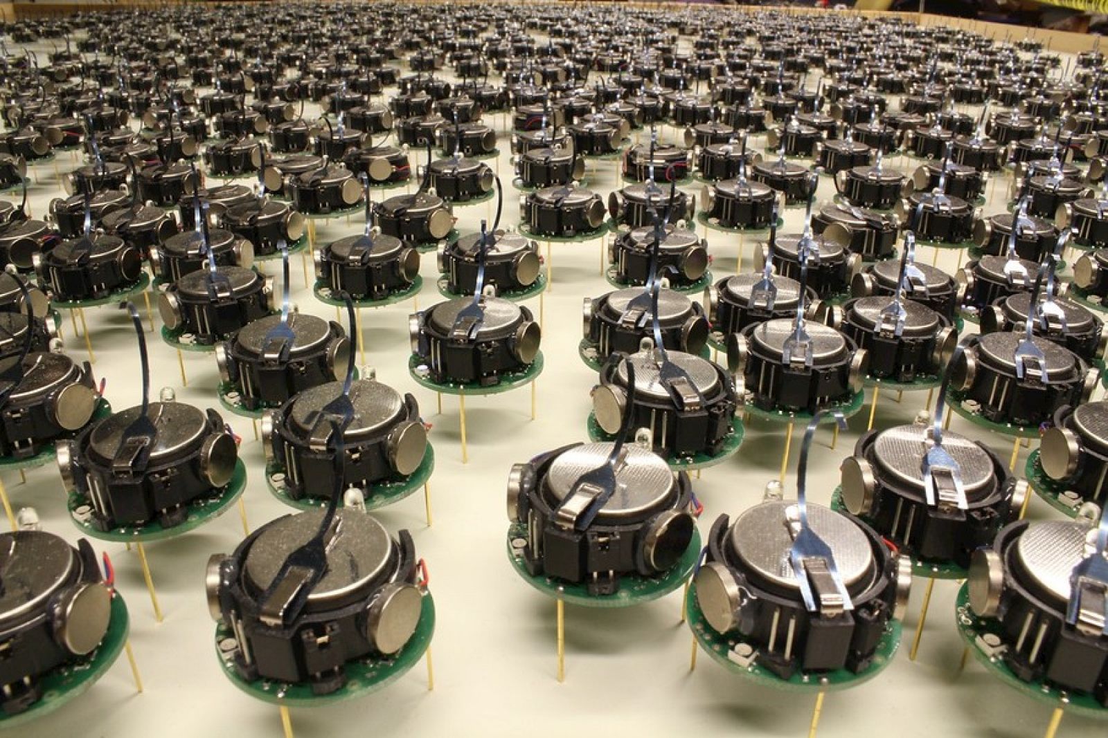 Más de mil Kilobots unidos para trabajar en equipo.