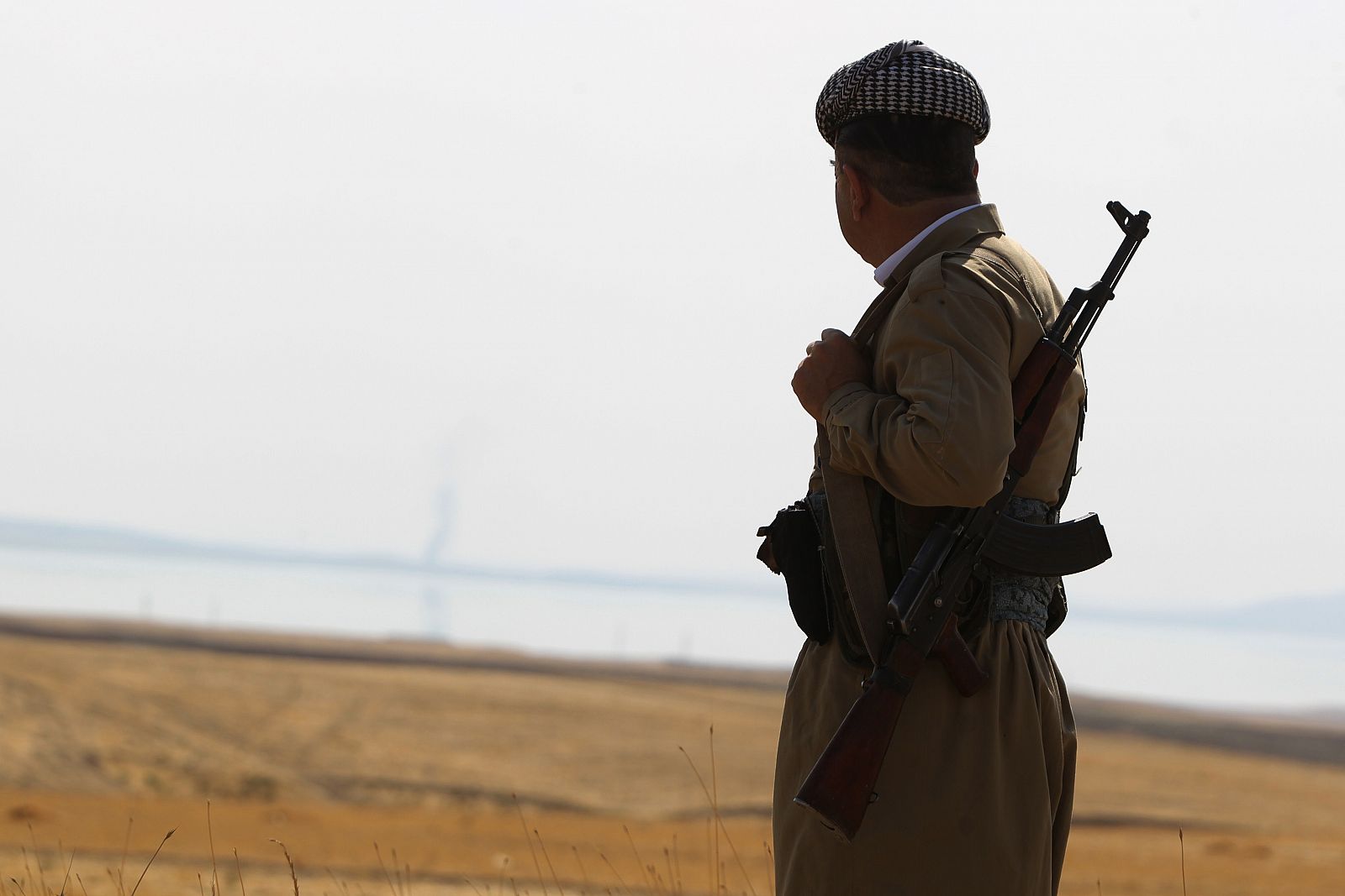 Un soldado 'peshmerga' este martes junto a la presa de Mosul retomada a los yihadistas.
