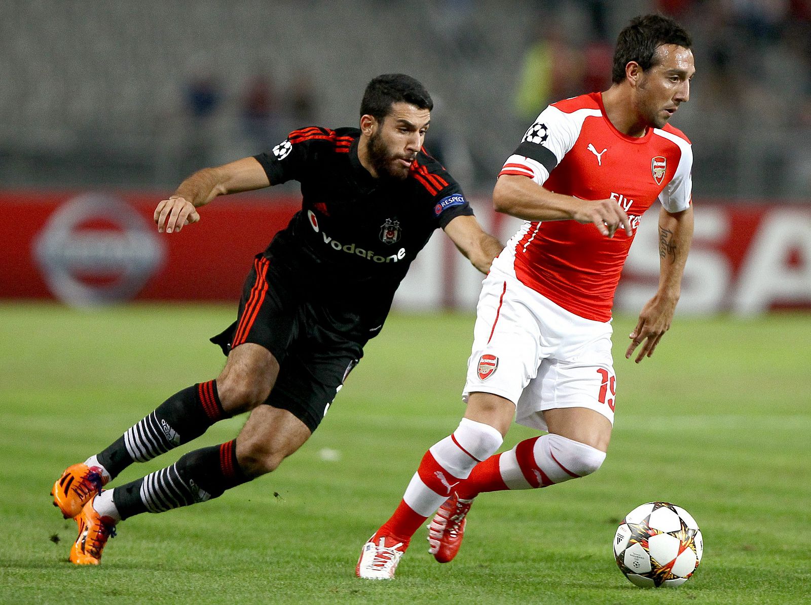 Santi Cazorla (d) del Arsenal ante Ismail Koybasi (i) del Besiktas