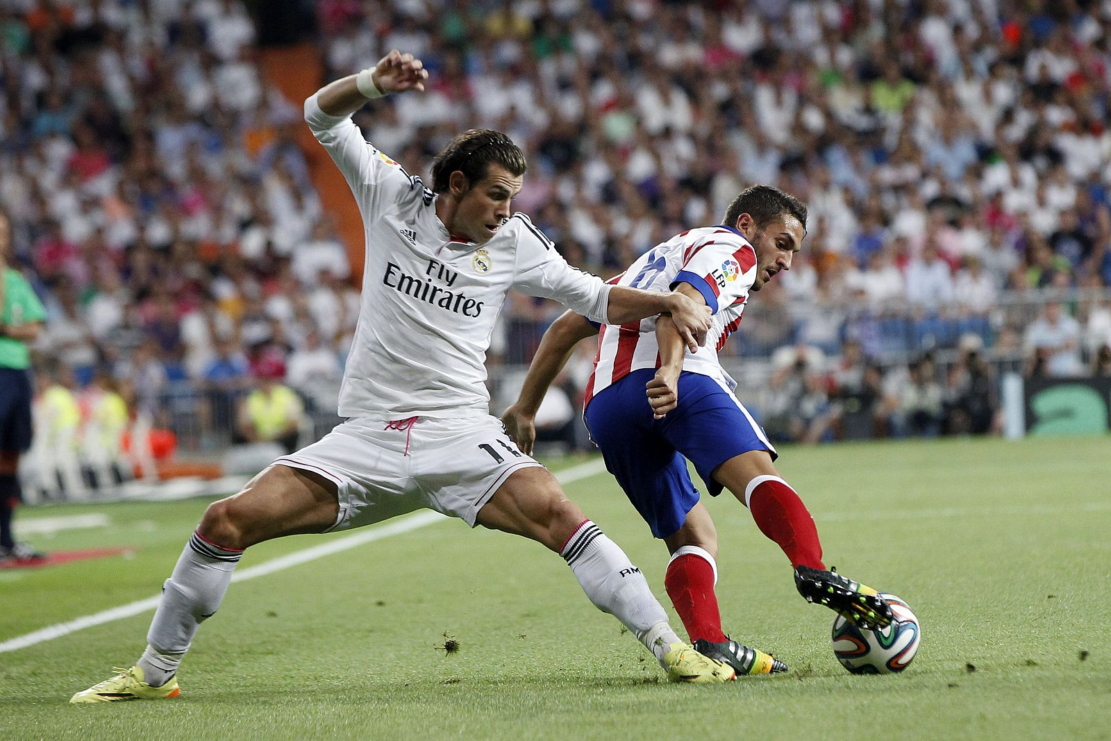 El centrocampista del Atlético de Madrid Koke Resurrección (d) con el balón ante el centrocampista galés del Real Madrid Gareth Bale (i)