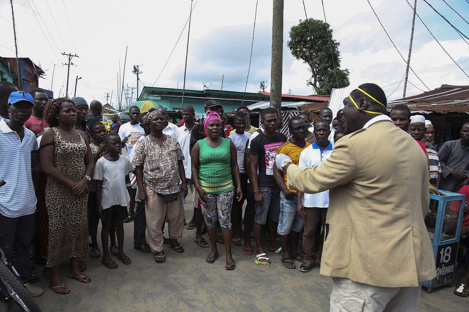 Un funcionario habla con vecinos de Monrovia (Liberia), durante las labores para combatir el virus del ébola en este país.