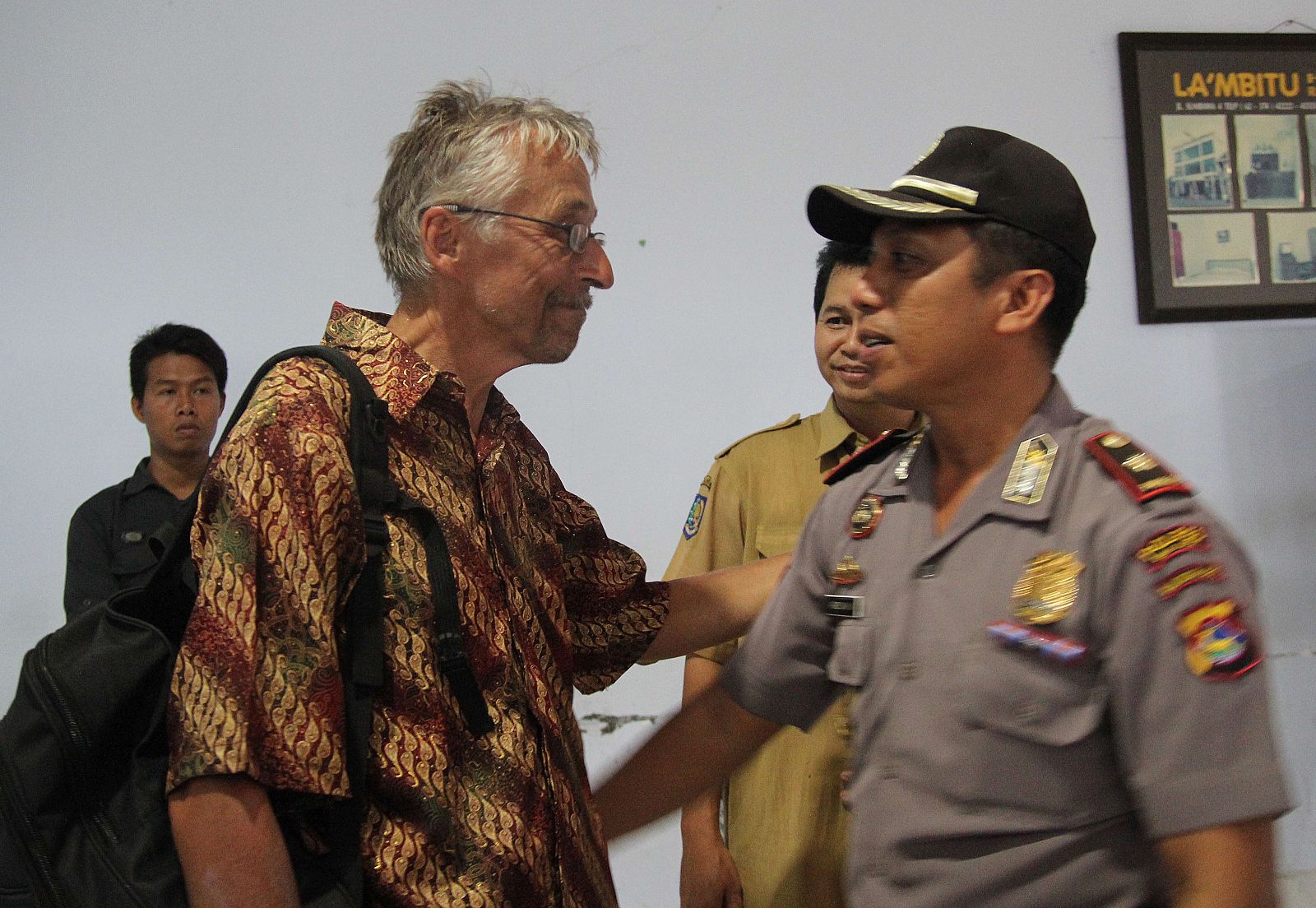 Un superviviente alemán conversa con un policía indonesio antes de partir hacia Bima.