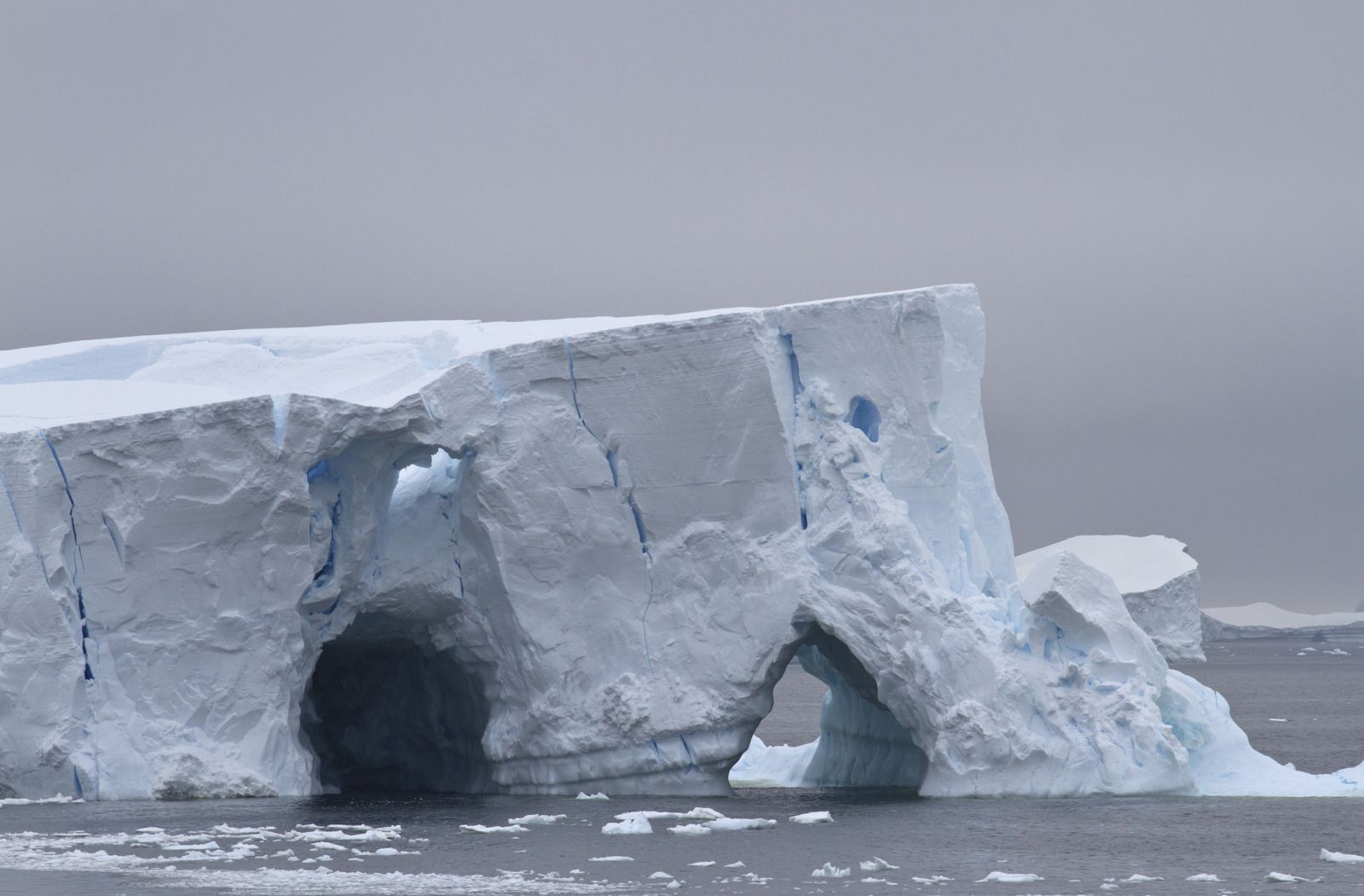 Iceberg con dos cuevas en aguas de la Antártida.