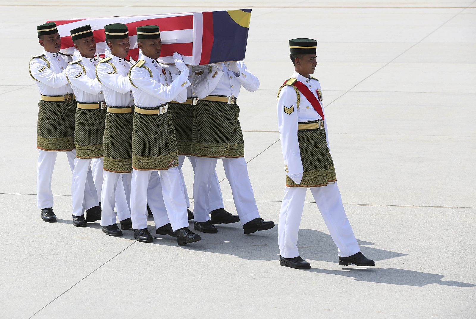 Un grupo de soldados traslada los restos mortales de una de las víctimas del vuelo MH17 durante la ceremonia de repatriación