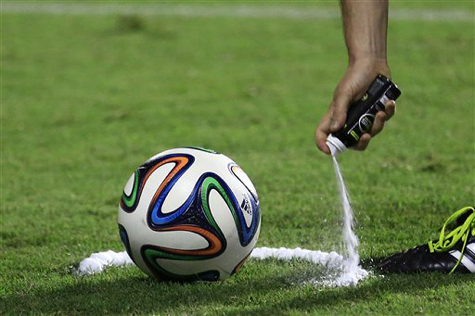 Un árbitro utiliza el espray durante el pasado Mundial de Brasil 2014.