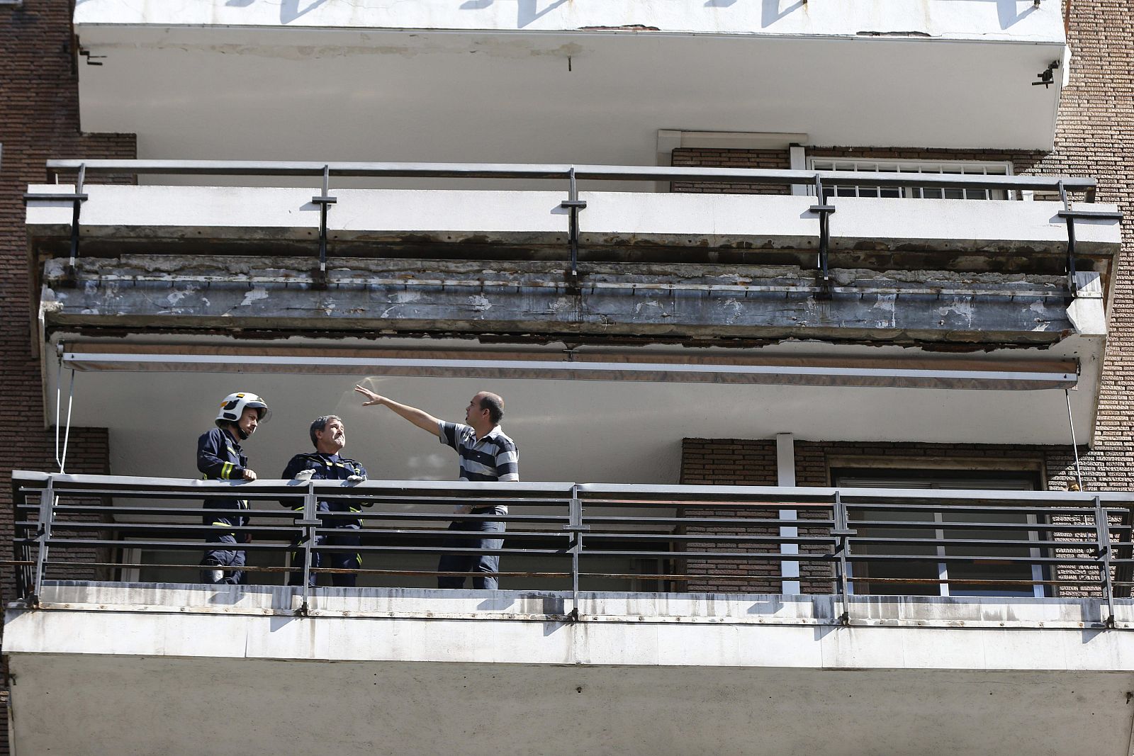 Varios cascotes de un balcón de un edificio cayeron sobre dos jóvenes que se encontraban sentados en una terraza.