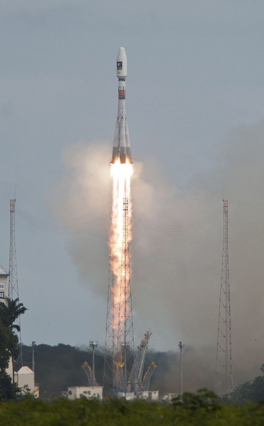 Fotografía cedida por la Agencia Espacial Europea (ESA) que muestra el momento del lanzamiento del cohete Soyuz.