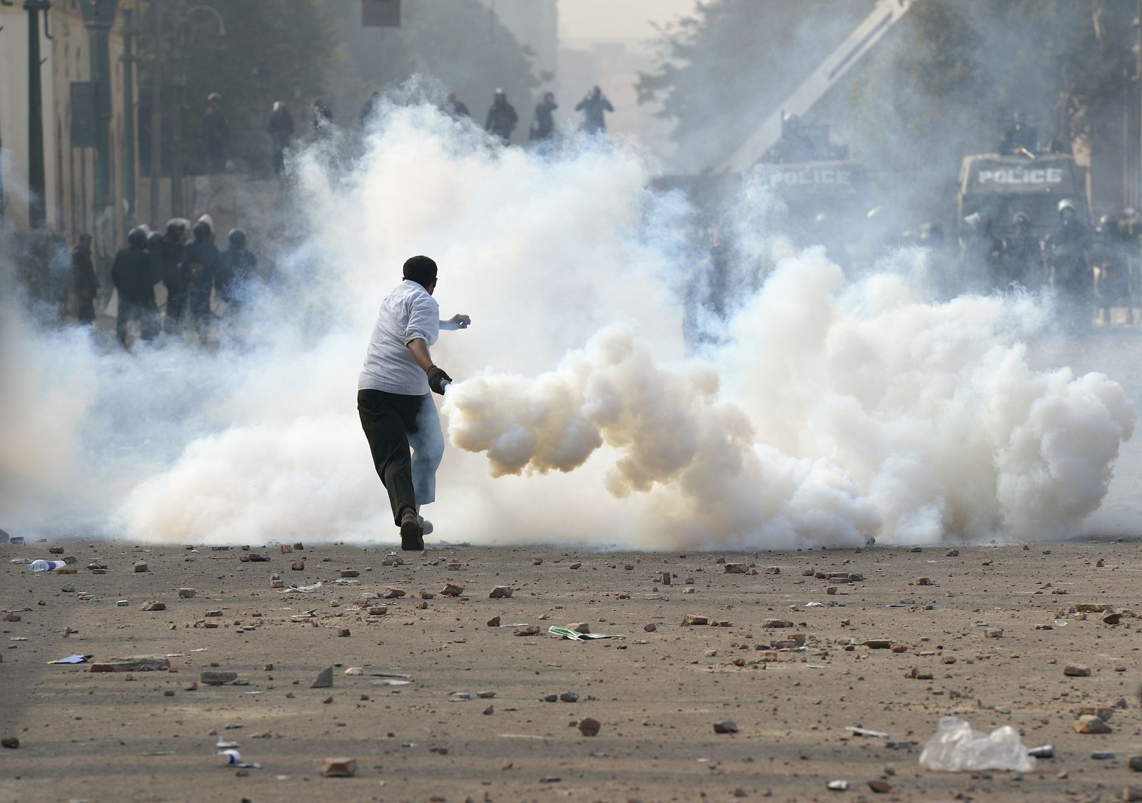 Gas lacrimógeno y bombas de humo en las protestas en la plaza Tahrir de El Cairo en 2012