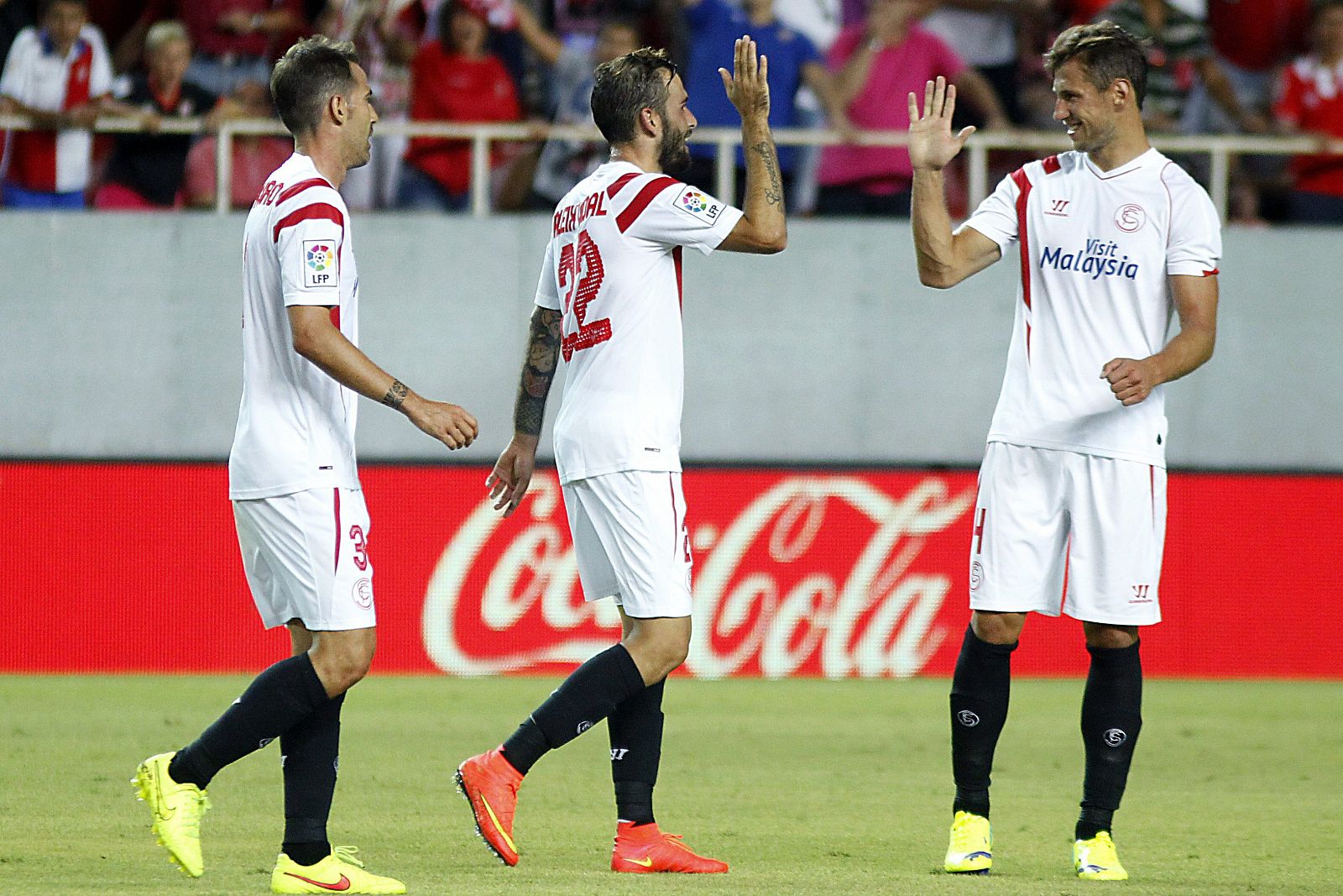 Los jugadores del Sevilla Navarro (i), Aleix Vidal (c ) y Krychowiak (d), celebran el tanto del equipo.