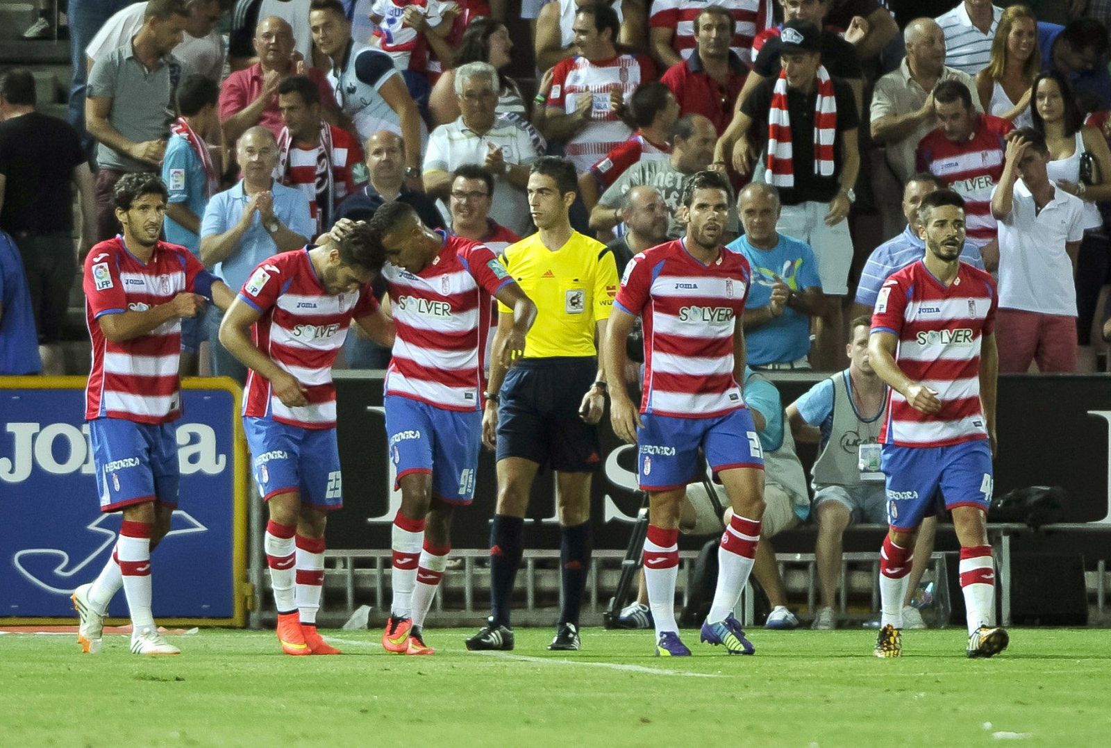 El centrocampista del Granada Rubén Rochina (2i) celebra su gol, primero del equipo.