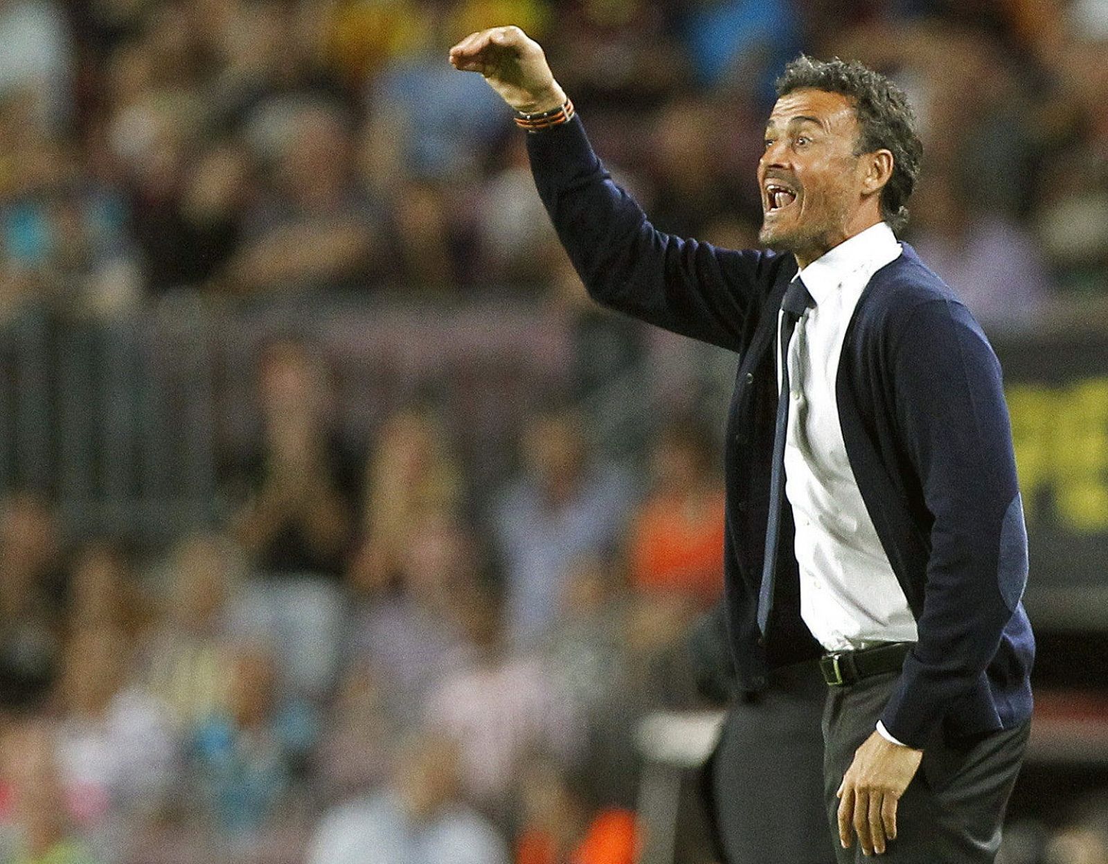 El entrenador del Barcelona, Luis Enrique, da indicaciones a sus jugadores durante el partido ante el Elche.