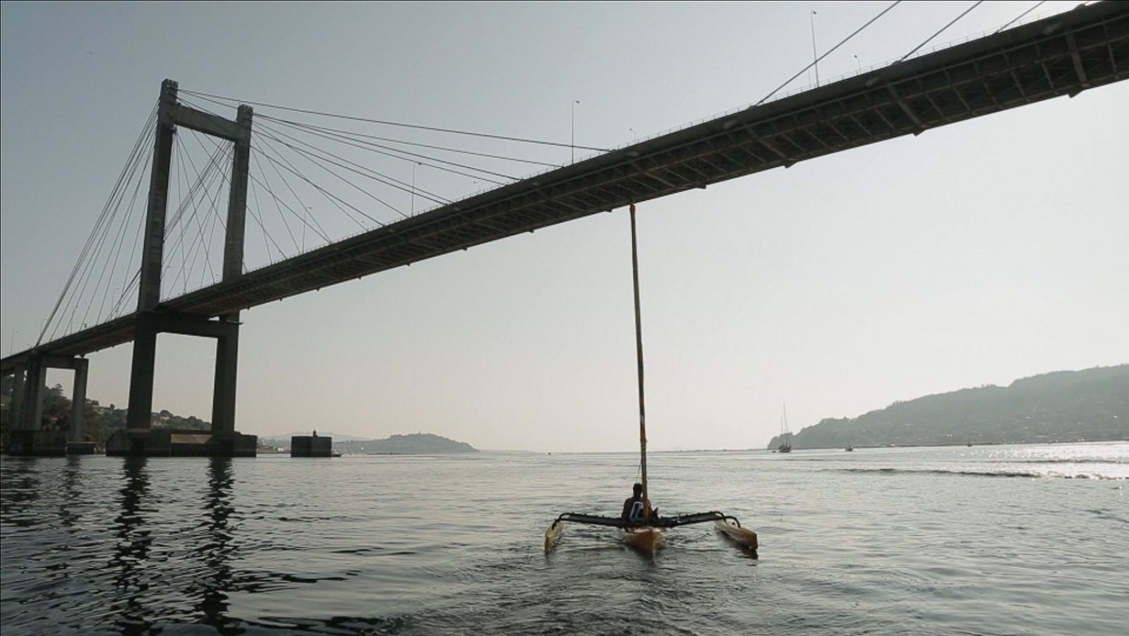 Quico Taronjí navegará bajo el puente de Rande, en la ría de Vigo