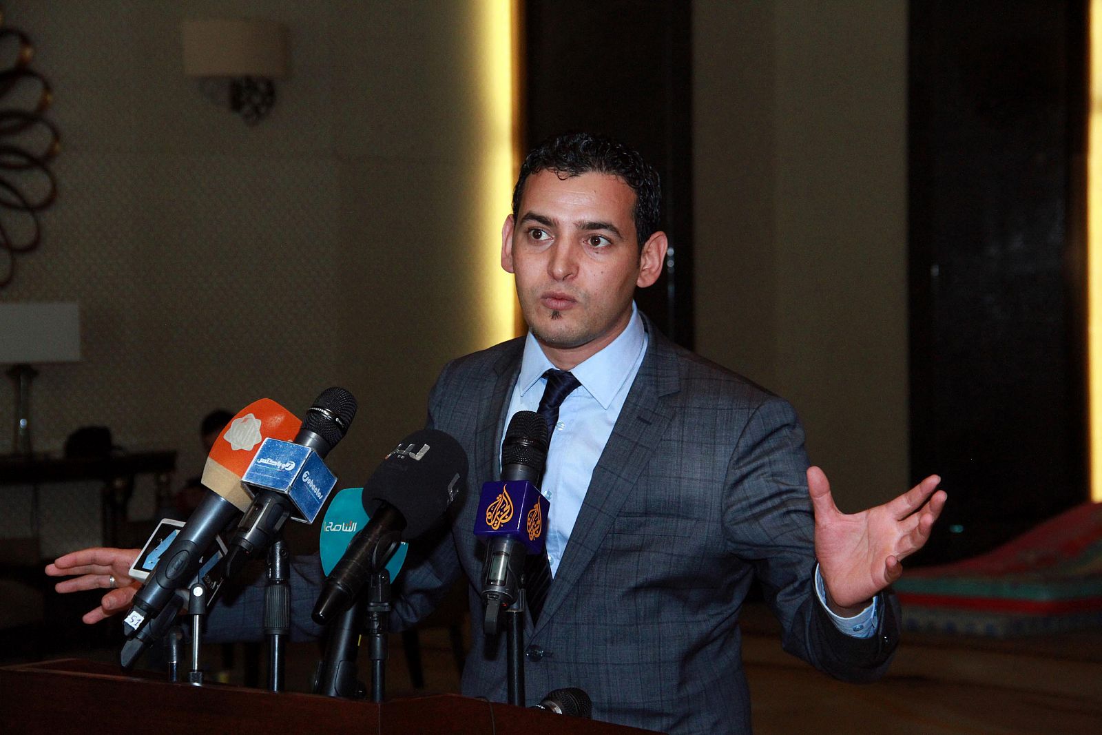 El portavoz oficial del Congreso Nacional libio, Omar Hmaidan, en una rueda de prensa en Trípoli.