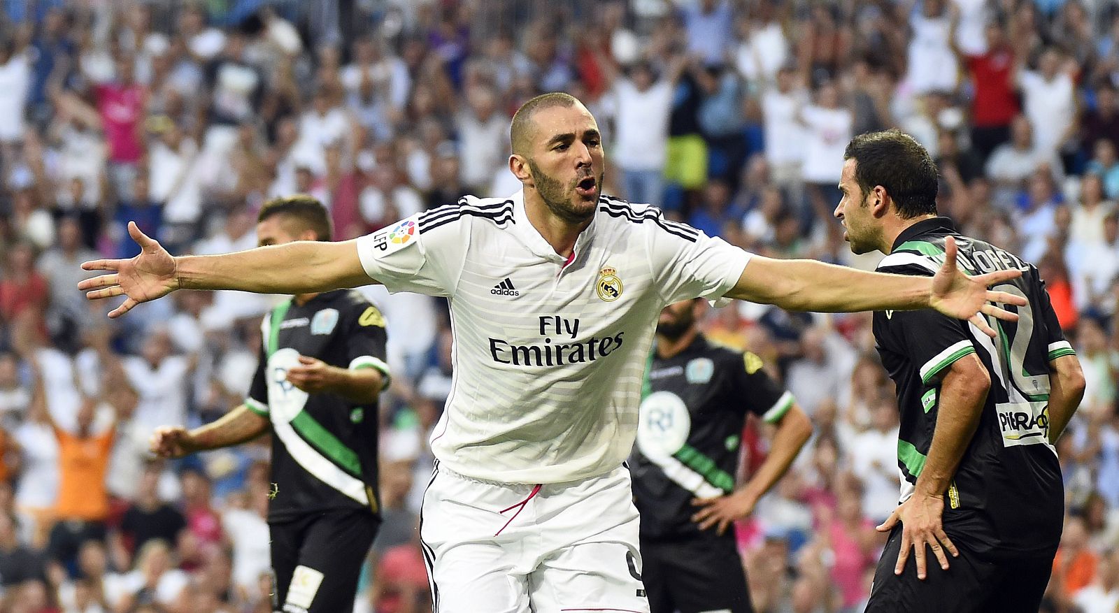 Karim Benzema celebra el gol que abrió el marcador.