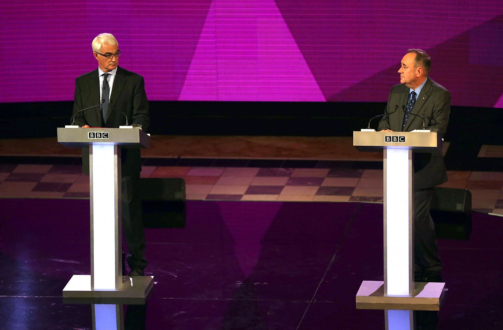El exministro británico, Alistair Darling y el primer ministro de Escocia, Alex Salmond participan en el segundo debate televisado