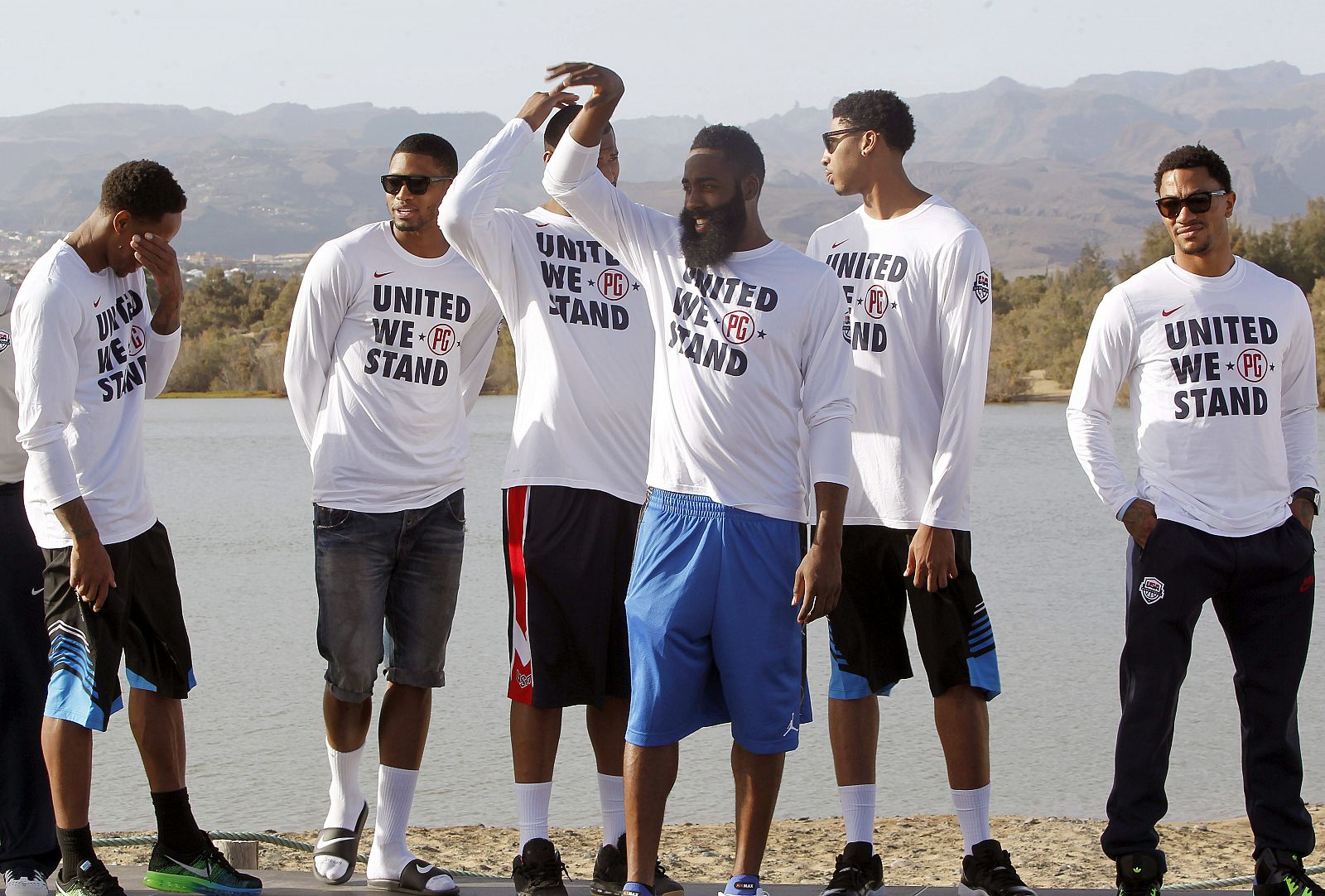 Los jugadores de la selección de baloncesto de Estados Unidos posan en las dunas de Maspalomas (Gran Canaria).