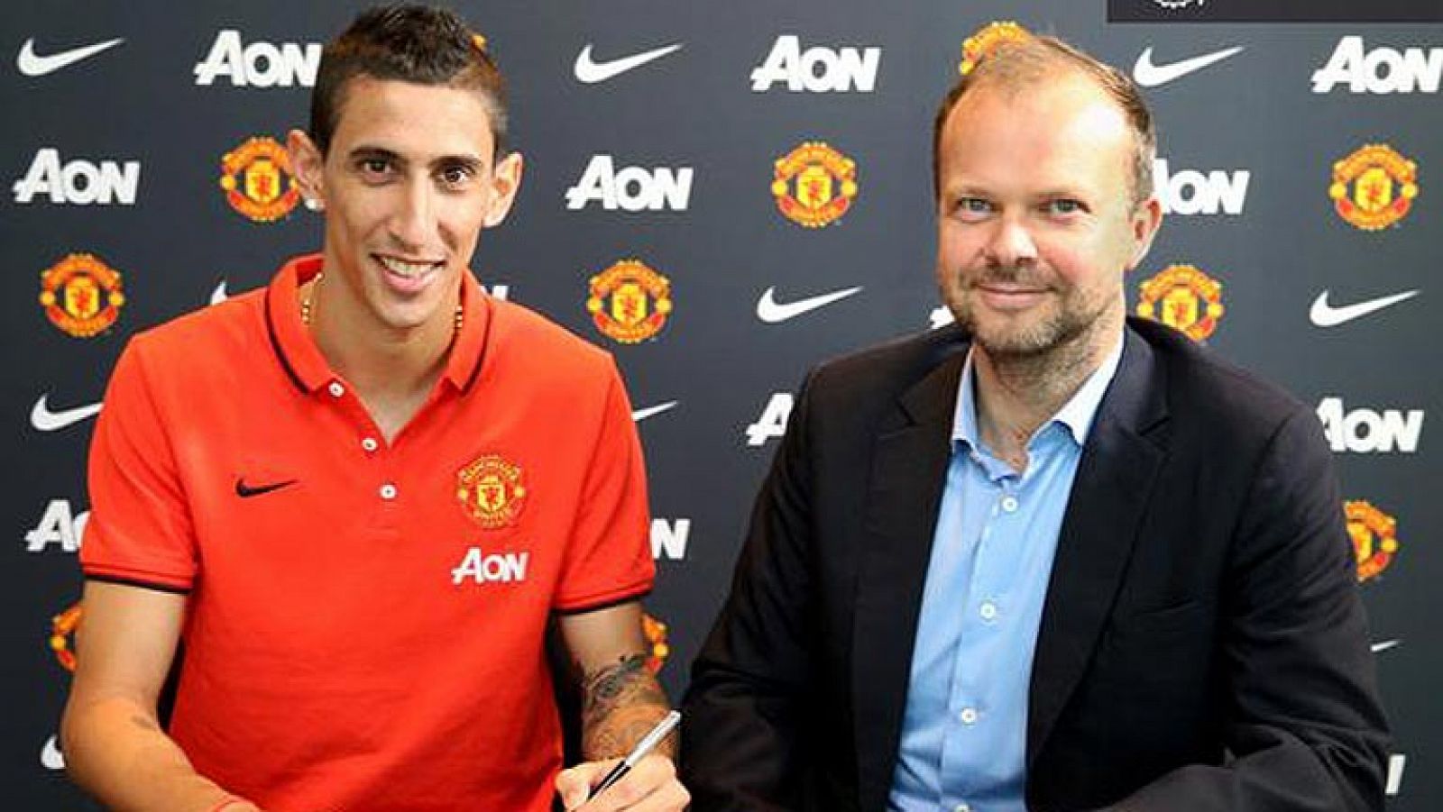Imagen del jugador argentino firmando su nuevo contrato con el Manchester United.