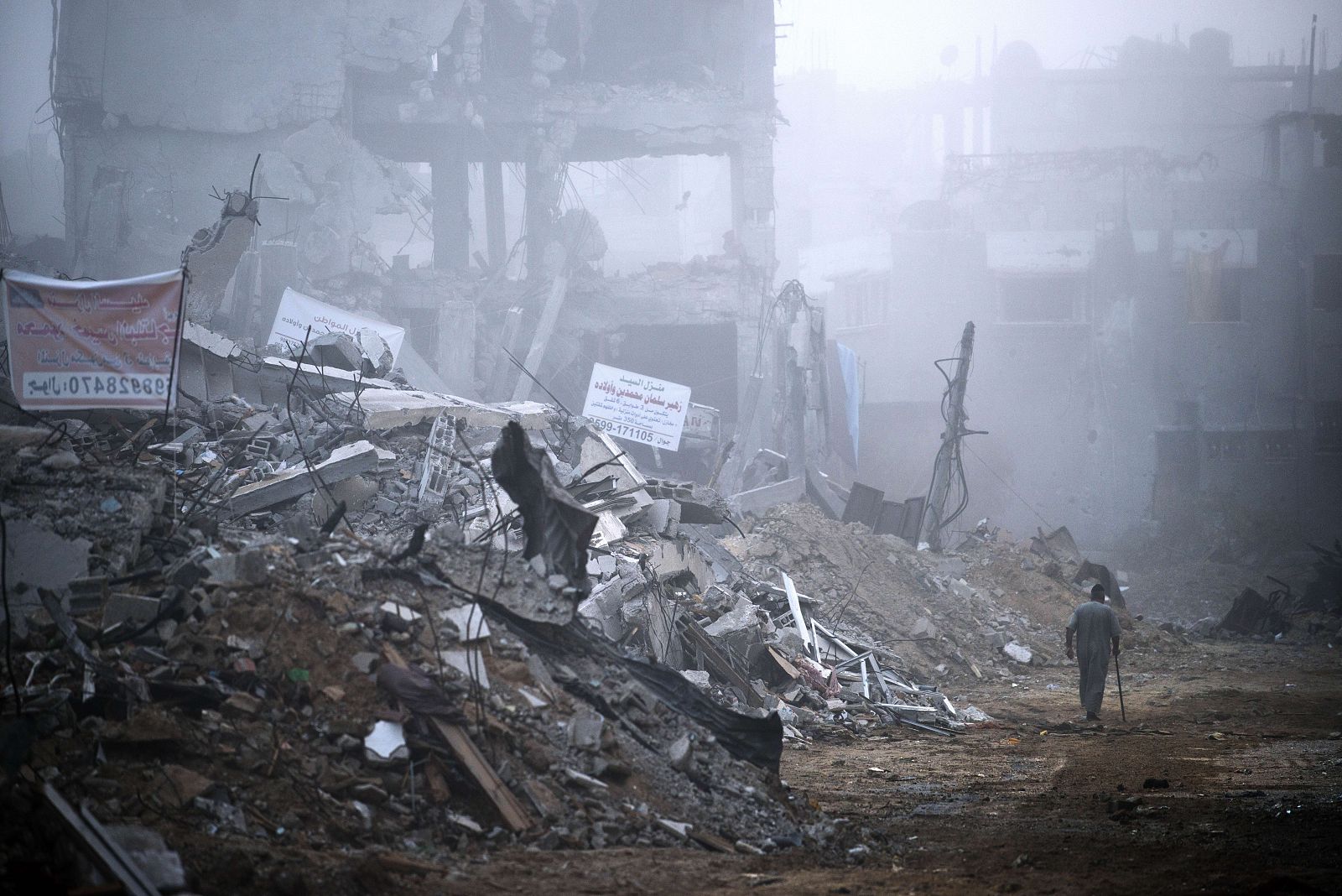 Un palestina camina entre los escombros en Shajaiya, uno de los barrios gazatías más golpeados por Israel.