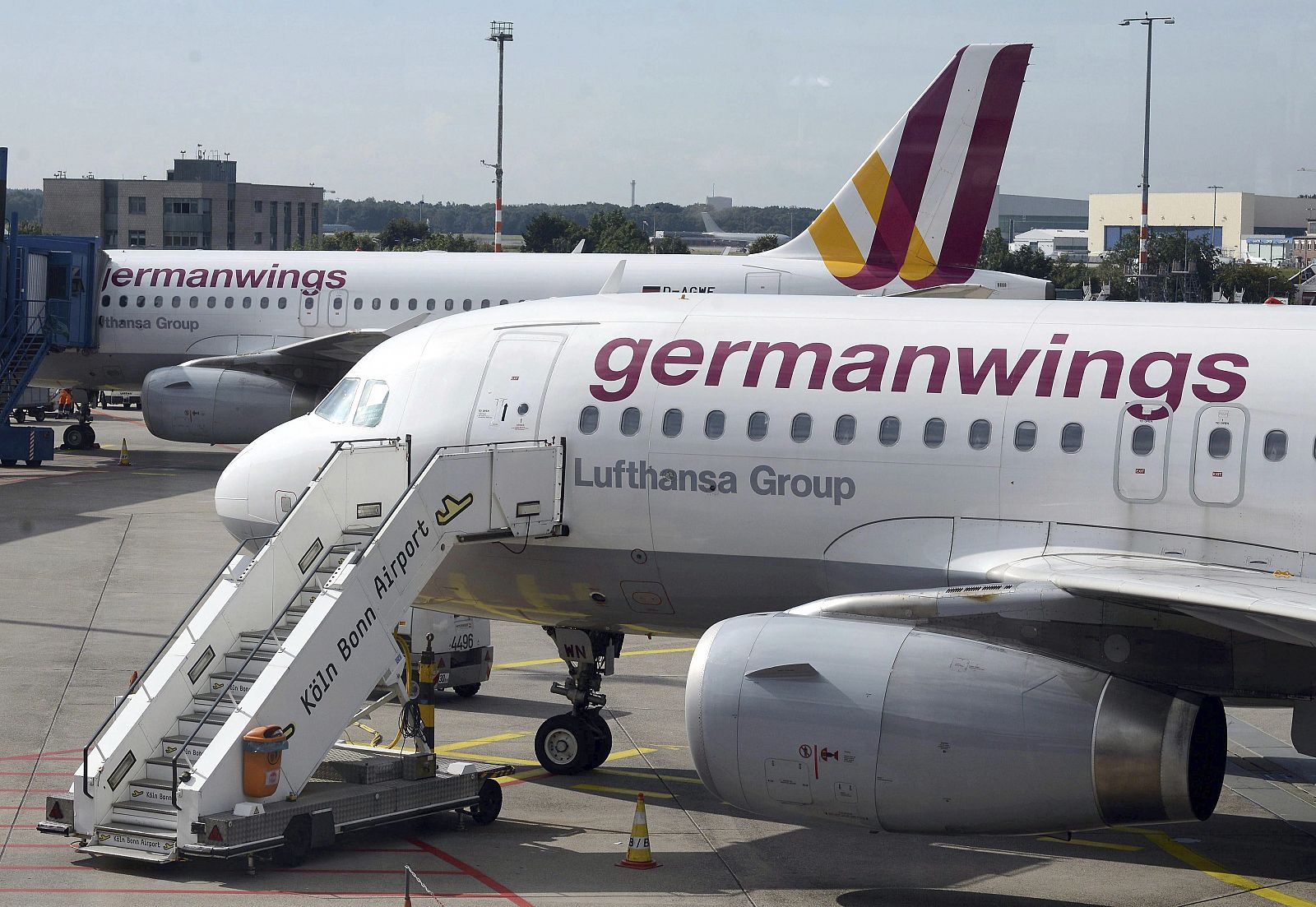 Un avión de Gernamwings espera en el aeropuerto de Colonia/Bonn en Alemania