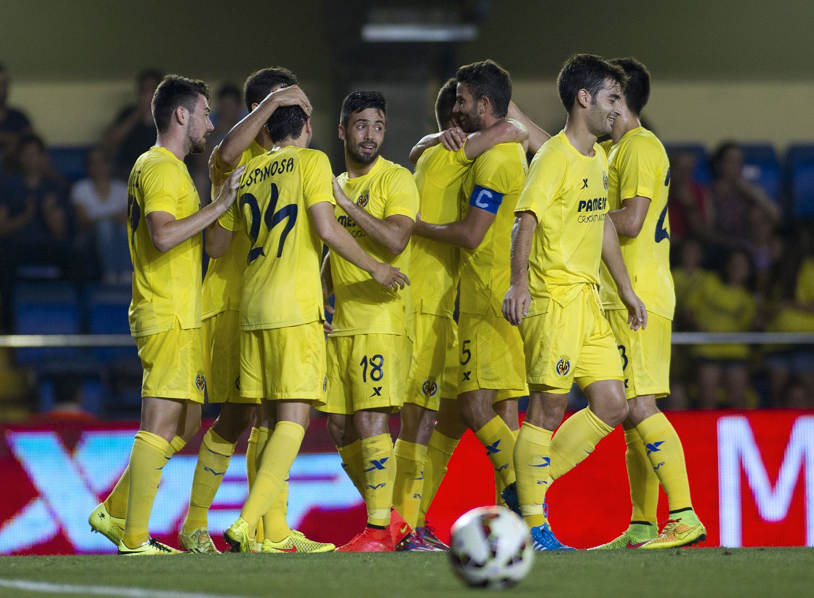 Los jugadores del Villarreal celebran uno de los cuatro goles
