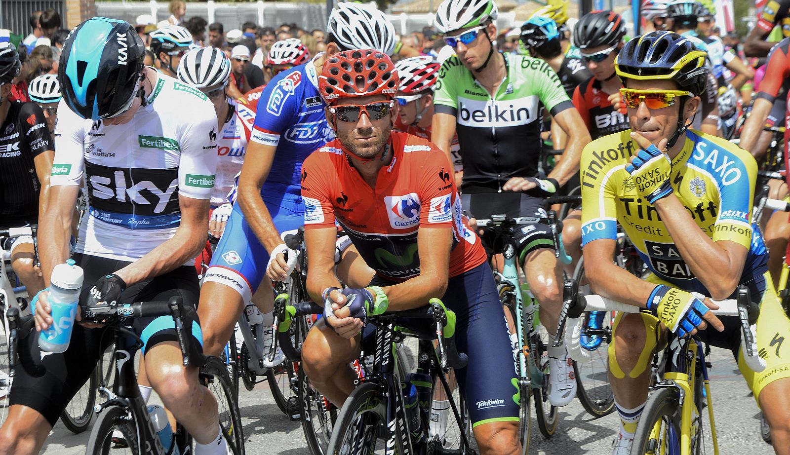 Alberto Contador, a la derecha, en la salida de la séptima etapa junto a Valverde y Froome