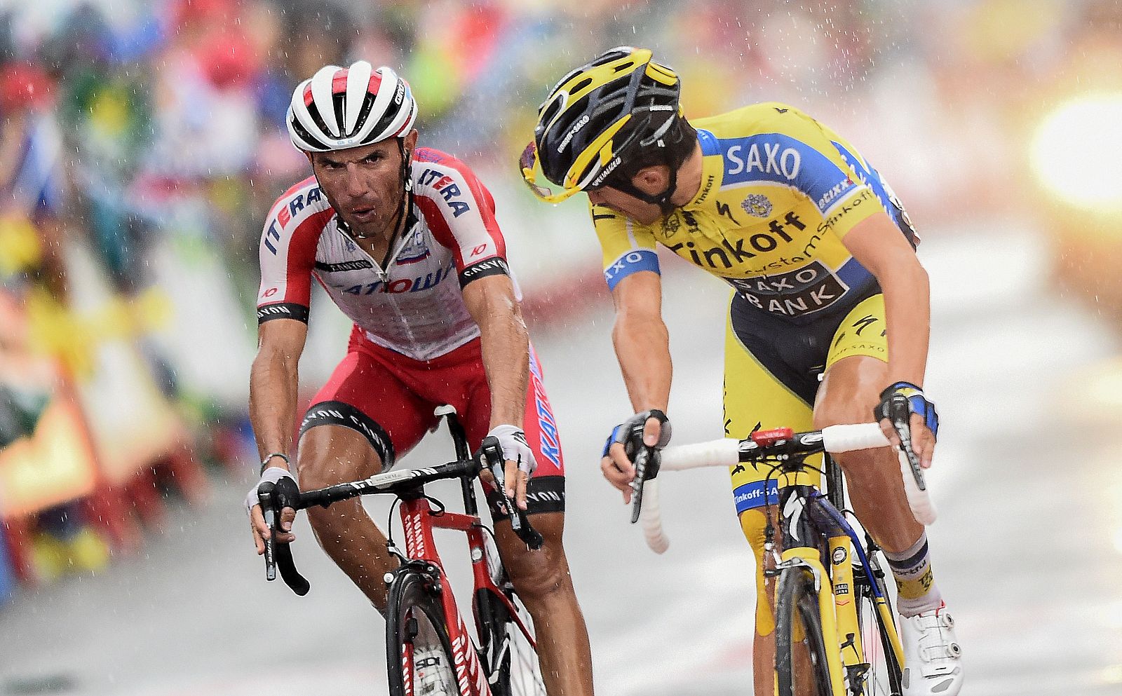 Alberto Contador cruza la meta de Valdelinares con 'Purito' Rodríguez a su rueda.