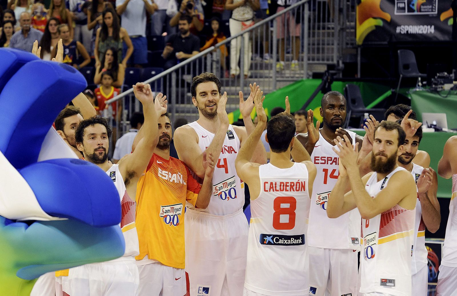 Los jugadores de la selección española de baloncesto se miden a su primer rival serio.