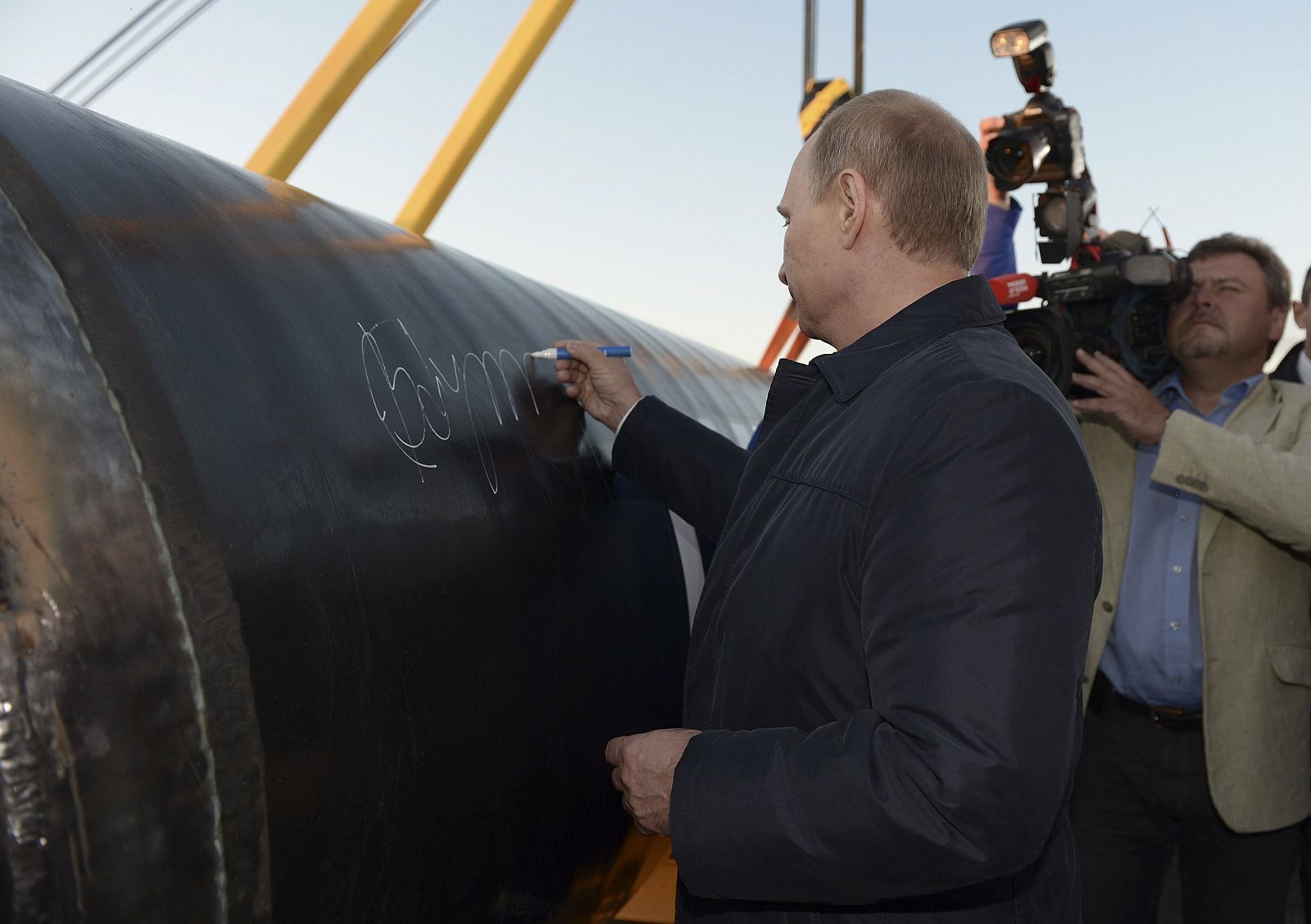 El presidente ruso, Vladímir Putin, firma en el primer segmento del gasoducto 'La fuerza de Siberia'