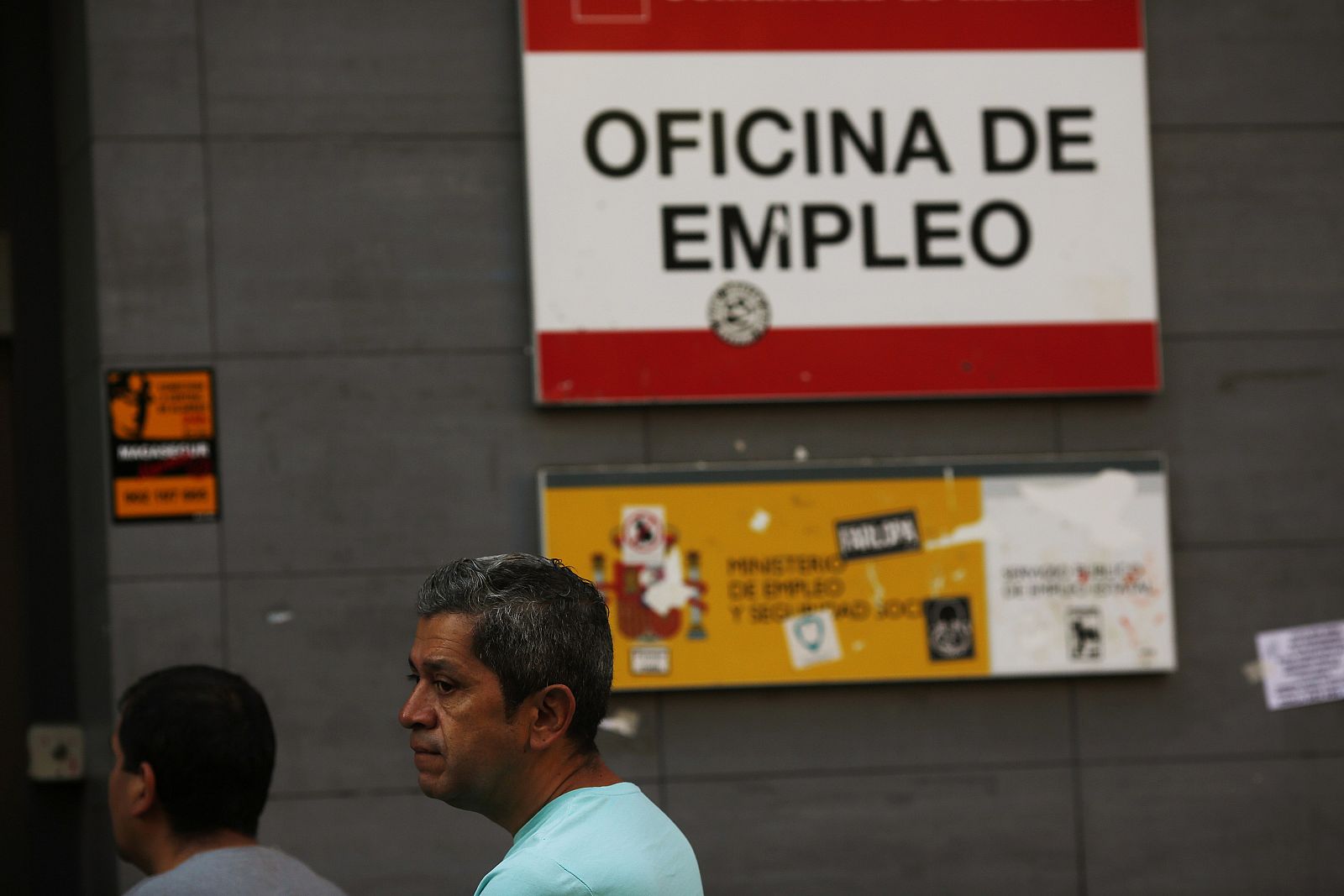 Varios parados esperan ante una oficina de Empleo en Madrid