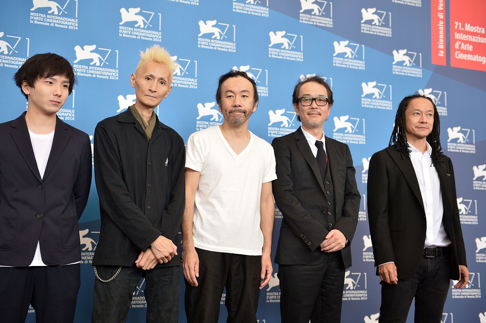 El director Shinya Tsukamoto posa con el equipo de la película "Nobi" en Venecia 2014
